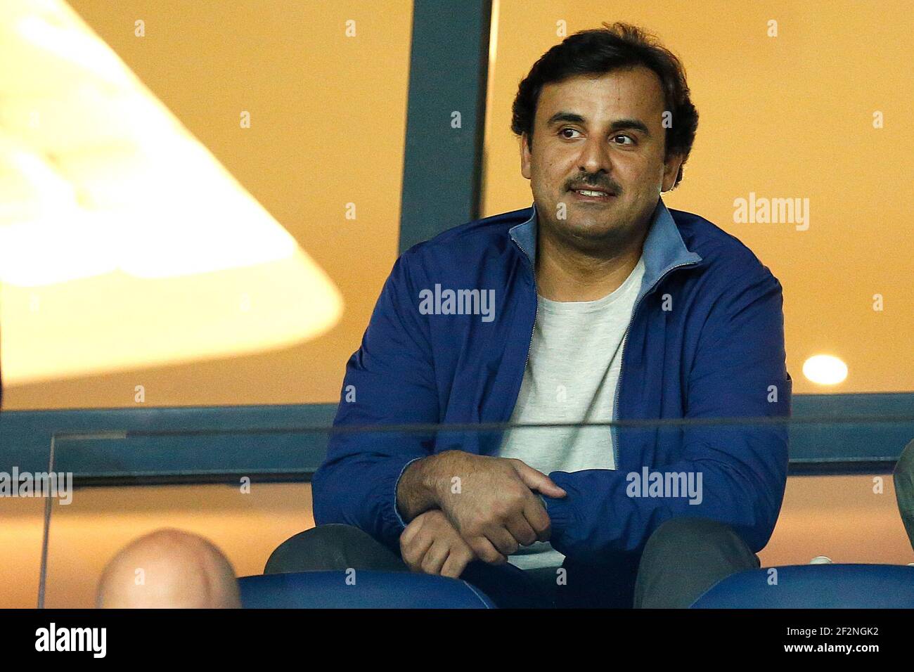 Emir del Qatar Tamim al-Thani partecipa alla partita di calcio del Campionato Francese Ligue 1 tra Parigi Saint-Germain ed EA Guingamp il 9 aprile 2017 allo stadio Parc des Princes di Parigi, Francia - Photo Benjamin Cremel / DPPI Foto Stock