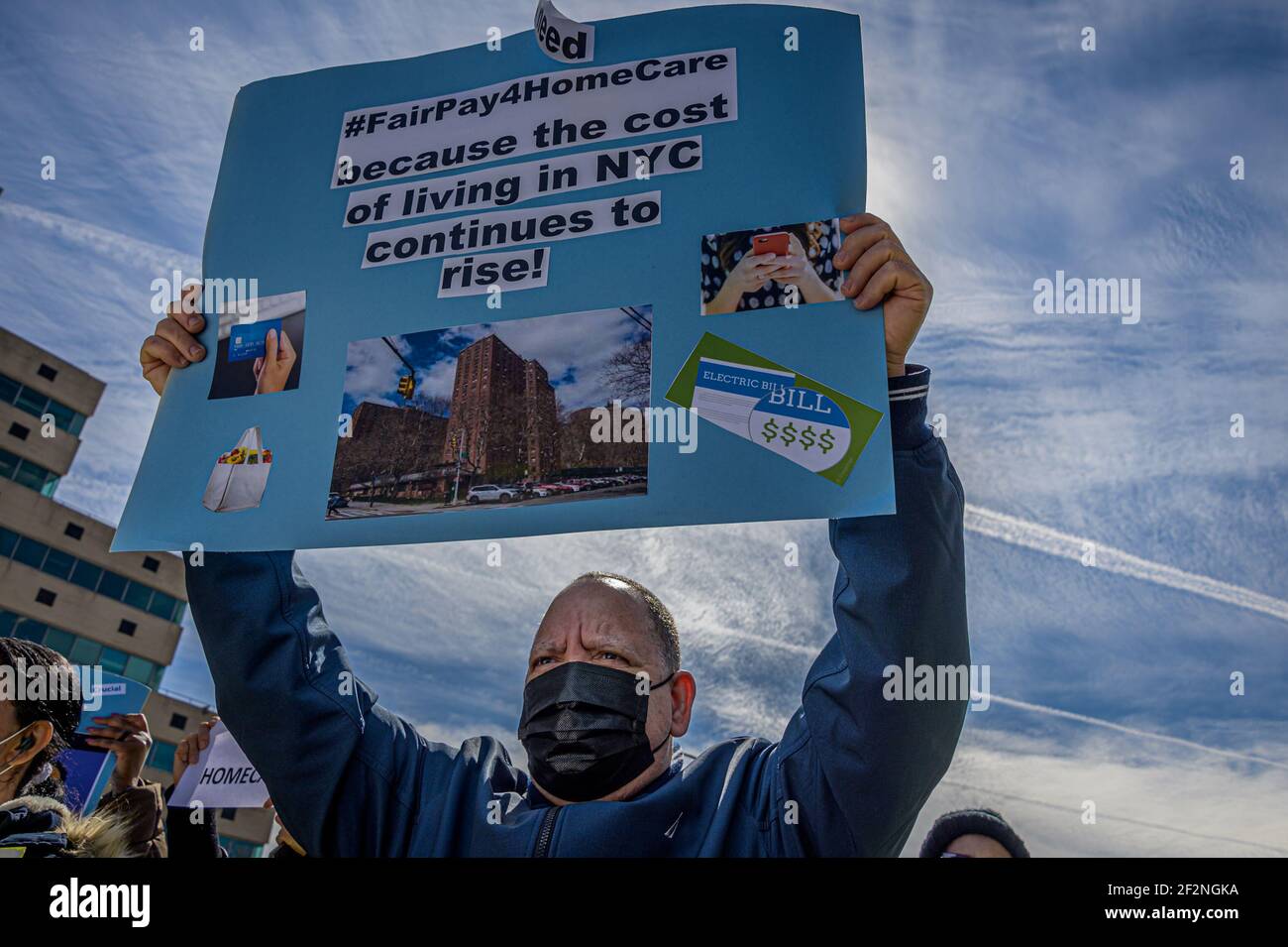 STATI UNITI. 12 marzo 2021. I lavoratori domestici, gli anziani e le persone con disabilità hanno tenuto un rally al Fordham Bus Plaza nel Bronx il 12 marzo, 2021 a sostegno del "Fair Pay for Home Care Act" (S5374), ringraziando i senatori di Stato che hanno già sostenuto il disegno di legge e sollecitando la leadership legislativa a includere la misura nel bilancio statale. La paga giusta per l'atto domestico di cura aumenterebbe i salari di assistenza domestica al 150% del salario minimo? consentire agli operatori del settore domestico di fare almeno 35,000 dollari l'anno in media. (Foto di Erik McGregor/Sipa USA) Credit: Sipa USA/Alamy Live News Foto Stock