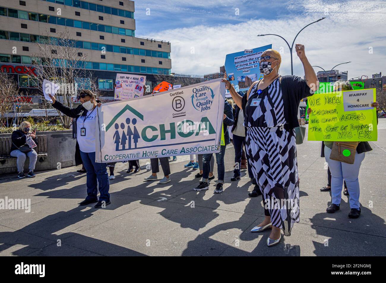 STATI UNITI. 12 marzo 2021. I lavoratori domestici, gli anziani e le persone con disabilità hanno tenuto un rally al Fordham Bus Plaza nel Bronx il 12 marzo, 2021 a sostegno del "Fair Pay for Home Care Act" (S5374), ringraziando i senatori di Stato che hanno già sostenuto il disegno di legge e sollecitando la leadership legislativa a includere la misura nel bilancio statale. La paga giusta per l'atto domestico di cura aumenterebbe i salari di assistenza domestica al 150% del salario minimo? consentire agli operatori del settore domestico di fare almeno 35,000 dollari l'anno in media. (Foto di Erik McGregor/Sipa USA) Credit: Sipa USA/Alamy Live News Foto Stock