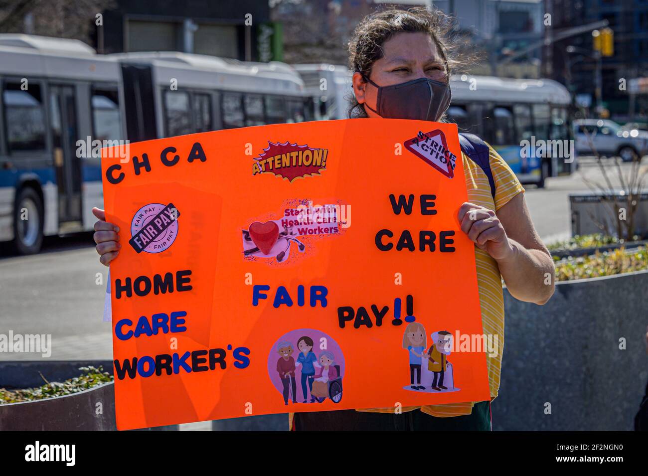 STATI UNITI. 12 marzo 2021. I lavoratori domestici, gli anziani e le persone con disabilità hanno tenuto un rally al Fordham Bus Plaza nel Bronx il 12 marzo, 2021 a sostegno del "Fair Pay for Home Care Act" (S5374), ringraziando i senatori di Stato che hanno già sostenuto il disegno di legge e sollecitando la leadership legislativa a includere la misura nel bilancio statale. La paga giusta per l'atto domestico di cura aumenterebbe i salari di assistenza domestica al 150% del salario minimo? consentire agli operatori del settore domestico di fare almeno 35,000 dollari l'anno in media. (Foto di Erik McGregor/Sipa USA) Credit: Sipa USA/Alamy Live News Foto Stock