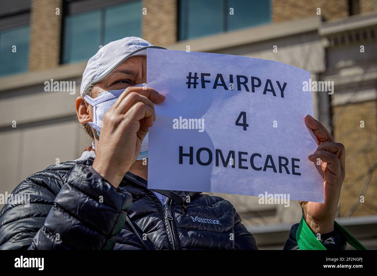 STATI UNITI. 12 marzo 2021. I lavoratori domestici, gli anziani e le persone con disabilità hanno tenuto un rally al Fordham Bus Plaza nel Bronx il 12 marzo, 2021 a sostegno del "Fair Pay for Home Care Act" (S5374), ringraziando i senatori di Stato che hanno già sostenuto il disegno di legge e sollecitando la leadership legislativa a includere la misura nel bilancio statale. La paga giusta per l'atto domestico di cura aumenterebbe i salari di assistenza domestica al 150% del salario minimo? consentire agli operatori del settore domestico di fare almeno 35,000 dollari l'anno in media. (Foto di Erik McGregor/Sipa USA) Credit: Sipa USA/Alamy Live News Foto Stock