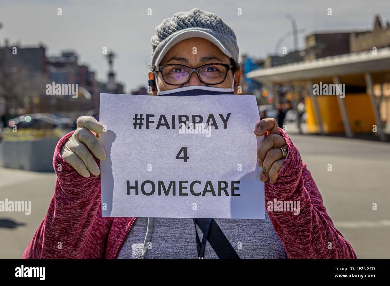STATI UNITI. 12 marzo 2021. I lavoratori domestici, gli anziani e le persone con disabilità hanno tenuto un rally al Fordham Bus Plaza nel Bronx il 12 marzo, 2021 a sostegno del "Fair Pay for Home Care Act" (S5374), ringraziando i senatori di Stato che hanno già sostenuto il disegno di legge e sollecitando la leadership legislativa a includere la misura nel bilancio statale. La paga giusta per l'atto domestico di cura aumenterebbe i salari di assistenza domestica al 150% del salario minimo? consentire agli operatori del settore domestico di fare almeno 35,000 dollari l'anno in media. (Foto di Erik McGregor/Sipa USA) Credit: Sipa USA/Alamy Live News Foto Stock