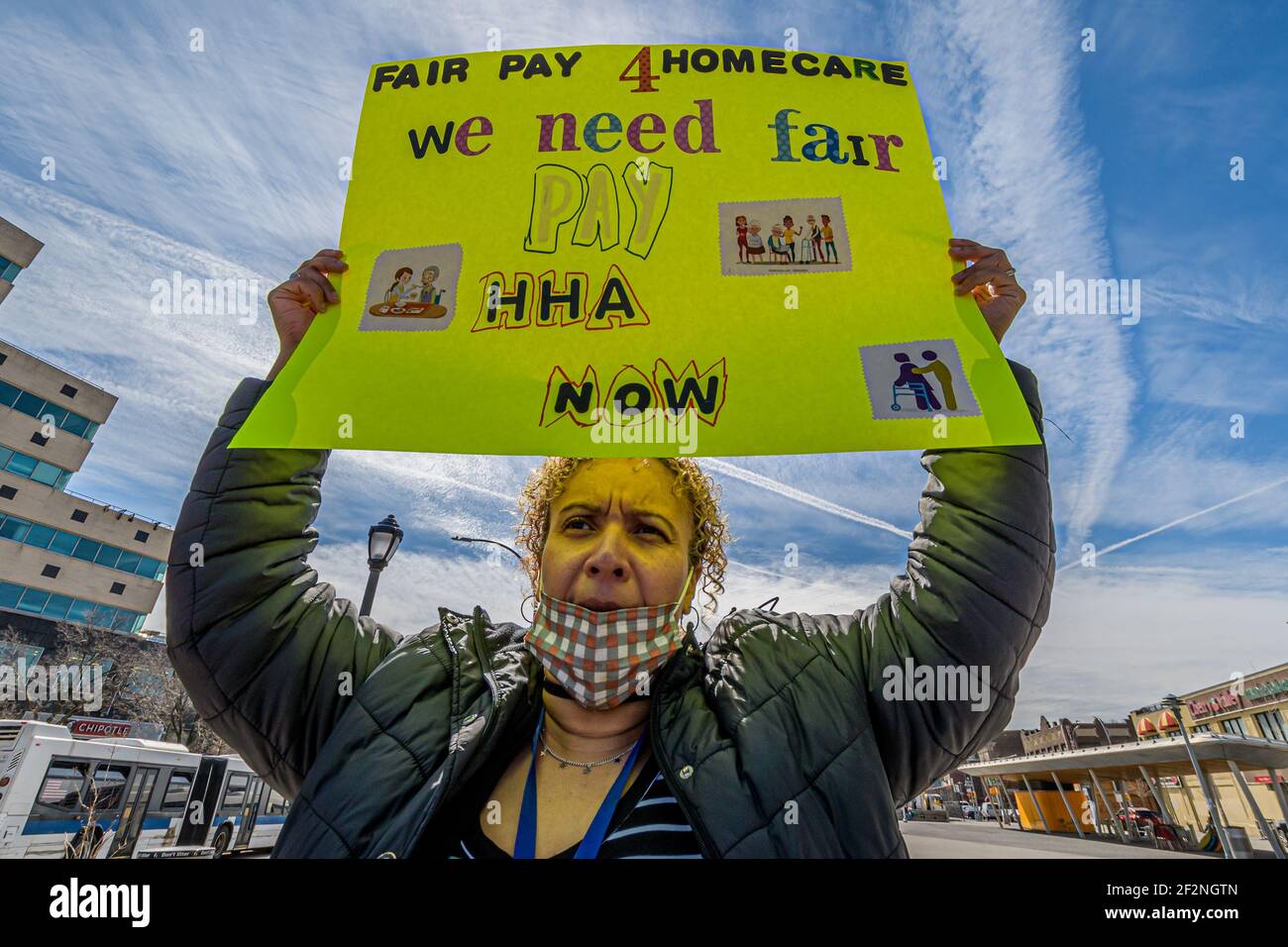 STATI UNITI. 12 marzo 2021. I lavoratori domestici, gli anziani e le persone con disabilità hanno tenuto un rally al Fordham Bus Plaza nel Bronx il 12 marzo, 2021 a sostegno del "Fair Pay for Home Care Act" (S5374), ringraziando i senatori di Stato che hanno già sostenuto il disegno di legge e sollecitando la leadership legislativa a includere la misura nel bilancio statale. La paga giusta per l'atto domestico di cura aumenterebbe i salari di assistenza domestica al 150% del salario minimo? consentire agli operatori del settore domestico di fare almeno 35,000 dollari l'anno in media. (Foto di Erik McGregor/Sipa USA) Credit: Sipa USA/Alamy Live News Foto Stock