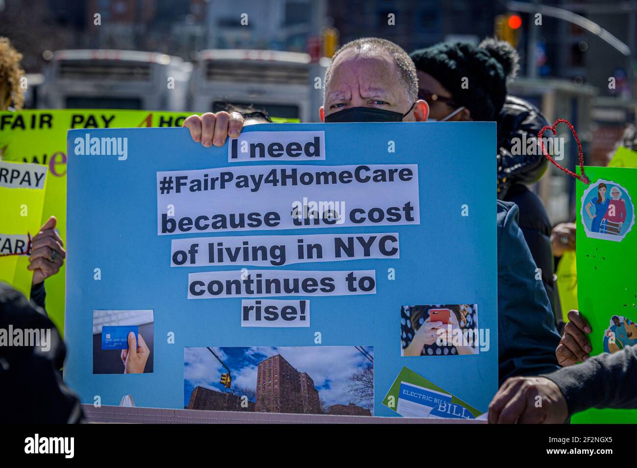 STATI UNITI. 12 marzo 2021. I lavoratori domestici, gli anziani e le persone con disabilità hanno tenuto un rally al Fordham Bus Plaza nel Bronx il 12 marzo, 2021 a sostegno del "Fair Pay for Home Care Act" (S5374), ringraziando i senatori di Stato che hanno già sostenuto il disegno di legge e sollecitando la leadership legislativa a includere la misura nel bilancio statale. La paga giusta per l'atto domestico di cura aumenterebbe i salari di assistenza domestica al 150% del salario minimo? consentire agli operatori del settore domestico di fare almeno 35,000 dollari l'anno in media. (Foto di Erik McGregor/Sipa USA) Credit: Sipa USA/Alamy Live News Foto Stock