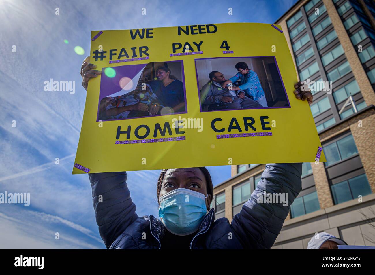 STATI UNITI. 12 marzo 2021. I lavoratori domestici, gli anziani e le persone con disabilità hanno tenuto un rally al Fordham Bus Plaza nel Bronx il 12 marzo, 2021 a sostegno del "Fair Pay for Home Care Act" (S5374), ringraziando i senatori di Stato che hanno già sostenuto il disegno di legge e sollecitando la leadership legislativa a includere la misura nel bilancio statale. La paga giusta per l'atto domestico di cura aumenterebbe i salari di assistenza domestica al 150% del salario minimo? consentire agli operatori del settore domestico di fare almeno 35,000 dollari l'anno in media. (Foto di Erik McGregor/Sipa USA) Credit: Sipa USA/Alamy Live News Foto Stock