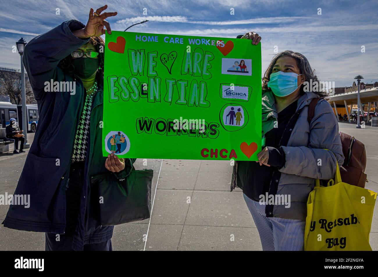 STATI UNITI. 12 marzo 2021. I lavoratori domestici, gli anziani e le persone con disabilità hanno tenuto un rally al Fordham Bus Plaza nel Bronx il 12 marzo, 2021 a sostegno del "Fair Pay for Home Care Act" (S5374), ringraziando i senatori di Stato che hanno già sostenuto il disegno di legge e sollecitando la leadership legislativa a includere la misura nel bilancio statale. La paga giusta per l'atto domestico di cura aumenterebbe i salari di assistenza domestica al 150% del salario minimo? consentire agli operatori del settore domestico di fare almeno 35,000 dollari l'anno in media. (Foto di Erik McGregor/Sipa USA) Credit: Sipa USA/Alamy Live News Foto Stock