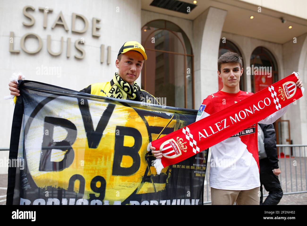 Una fan di Borussia Dortmund e una sciarpa carrie tifosa di Monaco di fronte allo stadio durante la finale del quarto della UEFA Champions League, seconda tappa, partita di calcio tra MONACO E Borussia Dortmund il 19 aprile 2017 allo stadio Louis II di Monaco - Foto Benjamin Cremel / DPPI Foto Stock