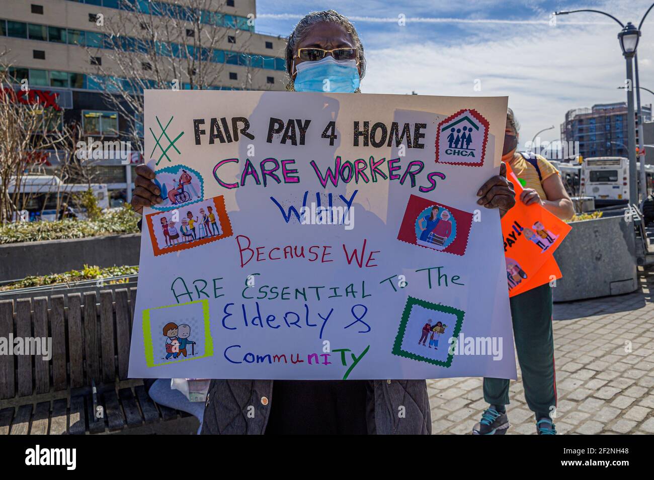 STATI UNITI. 12 marzo 2021. I lavoratori domestici, gli anziani e le persone con disabilità hanno tenuto un rally al Fordham Bus Plaza nel Bronx il 12 marzo, 2021 a sostegno del "Fair Pay for Home Care Act" (S5374), ringraziando i senatori di Stato che hanno già sostenuto il disegno di legge e sollecitando la leadership legislativa a includere la misura nel bilancio statale. La paga giusta per l'atto domestico di cura aumenterebbe i salari di assistenza domestica al 150% del salario minimo? consentire agli operatori del settore domestico di fare almeno 35,000 dollari l'anno in media. (Foto di Erik McGregor/Sipa USA) Credit: Sipa USA/Alamy Live News Foto Stock