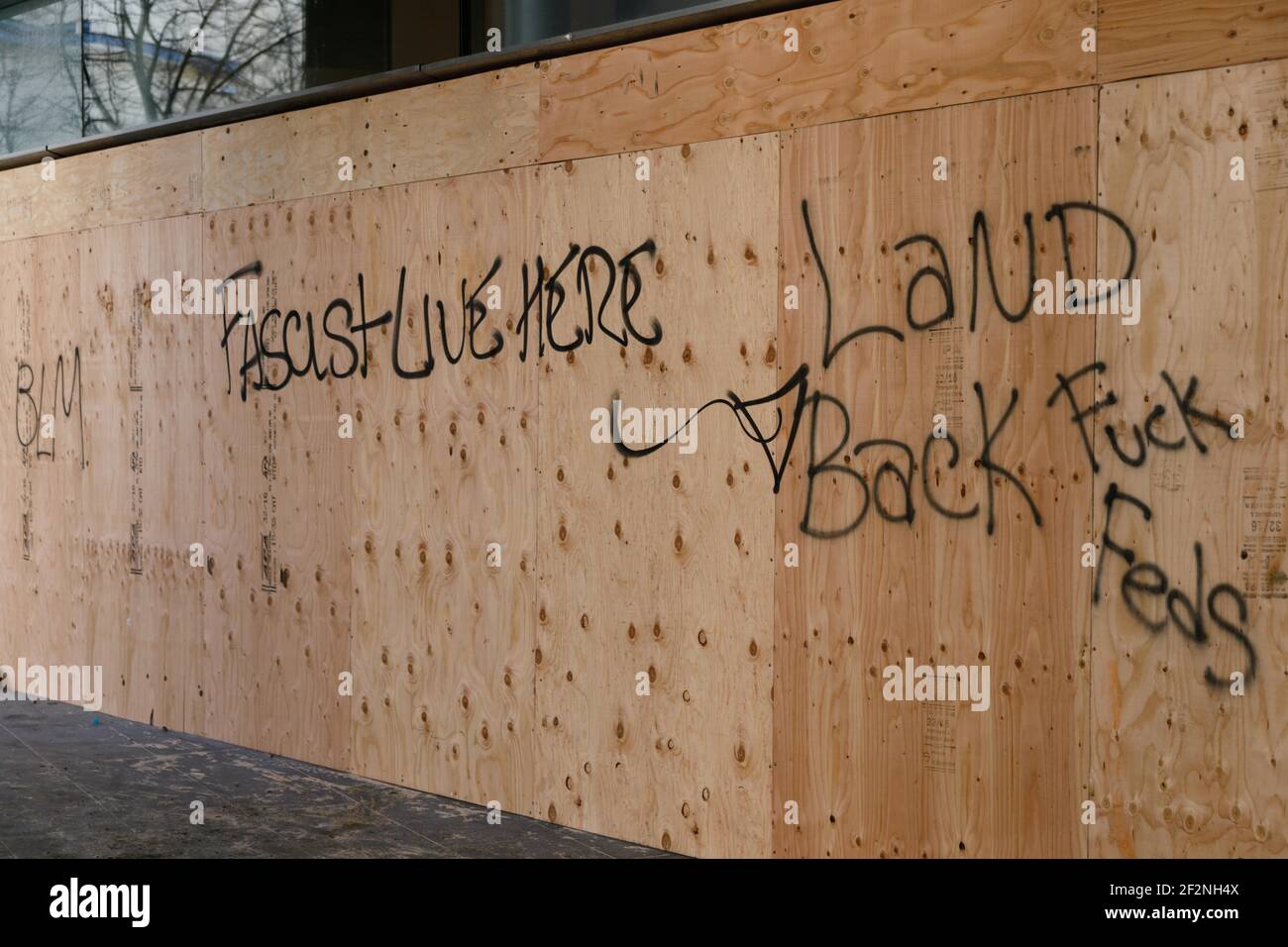 Portland, Stati Uniti. 12 marzo 2021. Il tribunale federale Mark O. Hatfield di Portland, Oregon, venerdì 12 marzo 2021 mostra graffiti e alcune finestre rotte dopo le manifestazioni e le proteste di giovedì. Circa 50-100 manifestanti sono stati allontanati dal Federal Protective Service e dagli ufficiali del DHS con armi a impatto e gas lacrimogeno. (Foto di John Rudoff/Sipa USA) Credit: Sipa USA/Alamy Live News Foto Stock