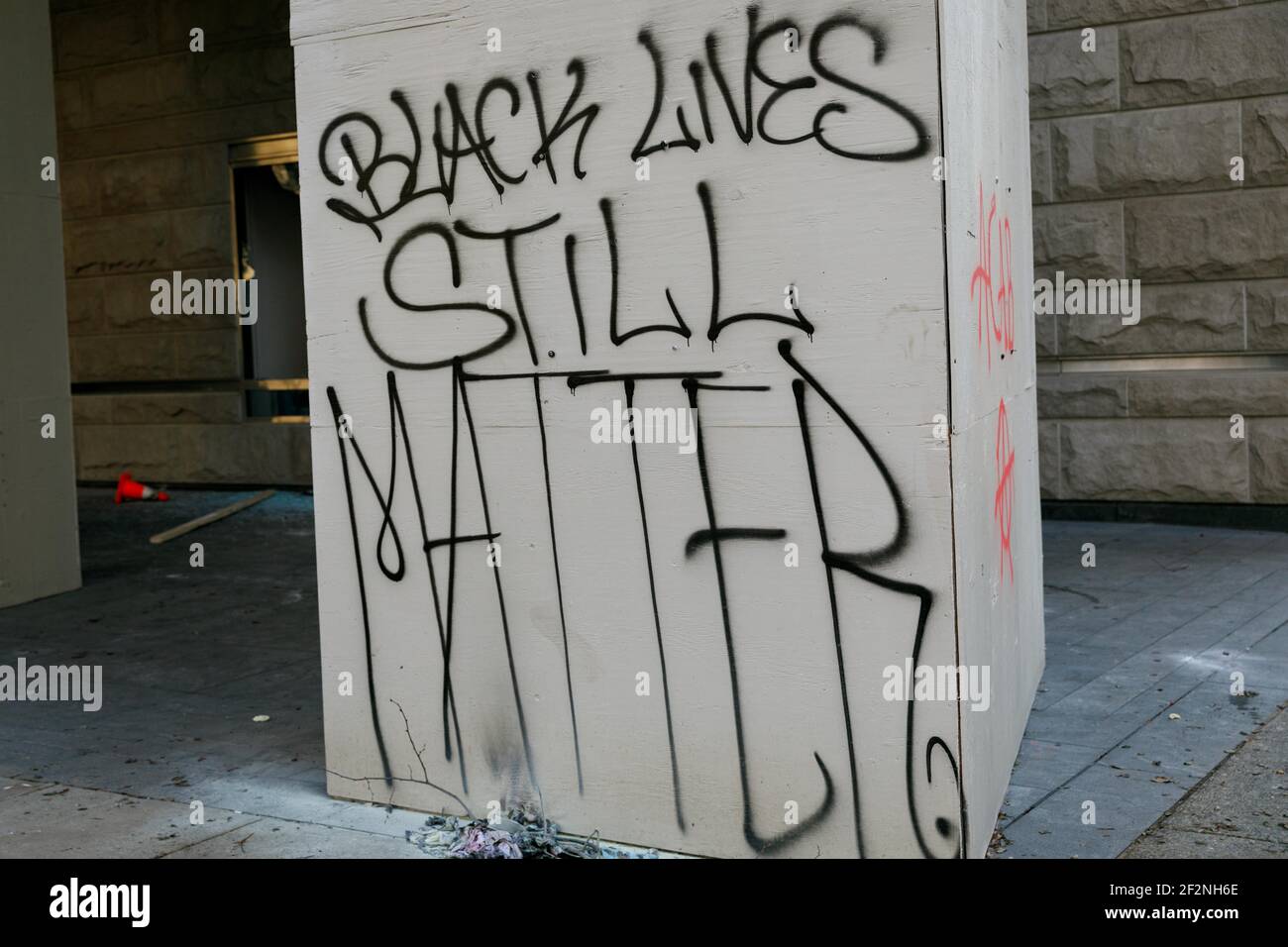 Portland, Stati Uniti. 12 marzo 2021. Il tribunale federale Mark O. Hatfield di Portland, Oregon, venerdì 12 marzo 2021 mostra graffiti e alcune finestre rotte dopo le manifestazioni e le proteste di giovedì. Circa 50-100 manifestanti sono stati allontanati dal Federal Protective Service e dagli ufficiali del DHS con armi a impatto e gas lacrimogeno. (Foto di John Rudoff/Sipa USA) Credit: Sipa USA/Alamy Live News Foto Stock