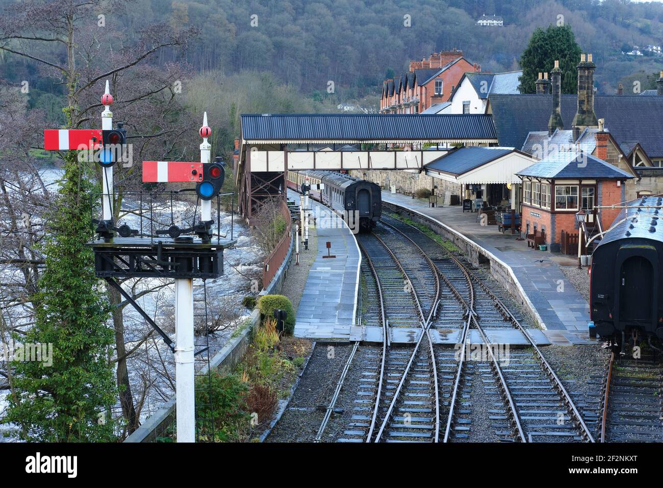 Stazione ferroviaria e segnali sulla Llangollen Railway a Llangollen, Galles del nord Foto Stock