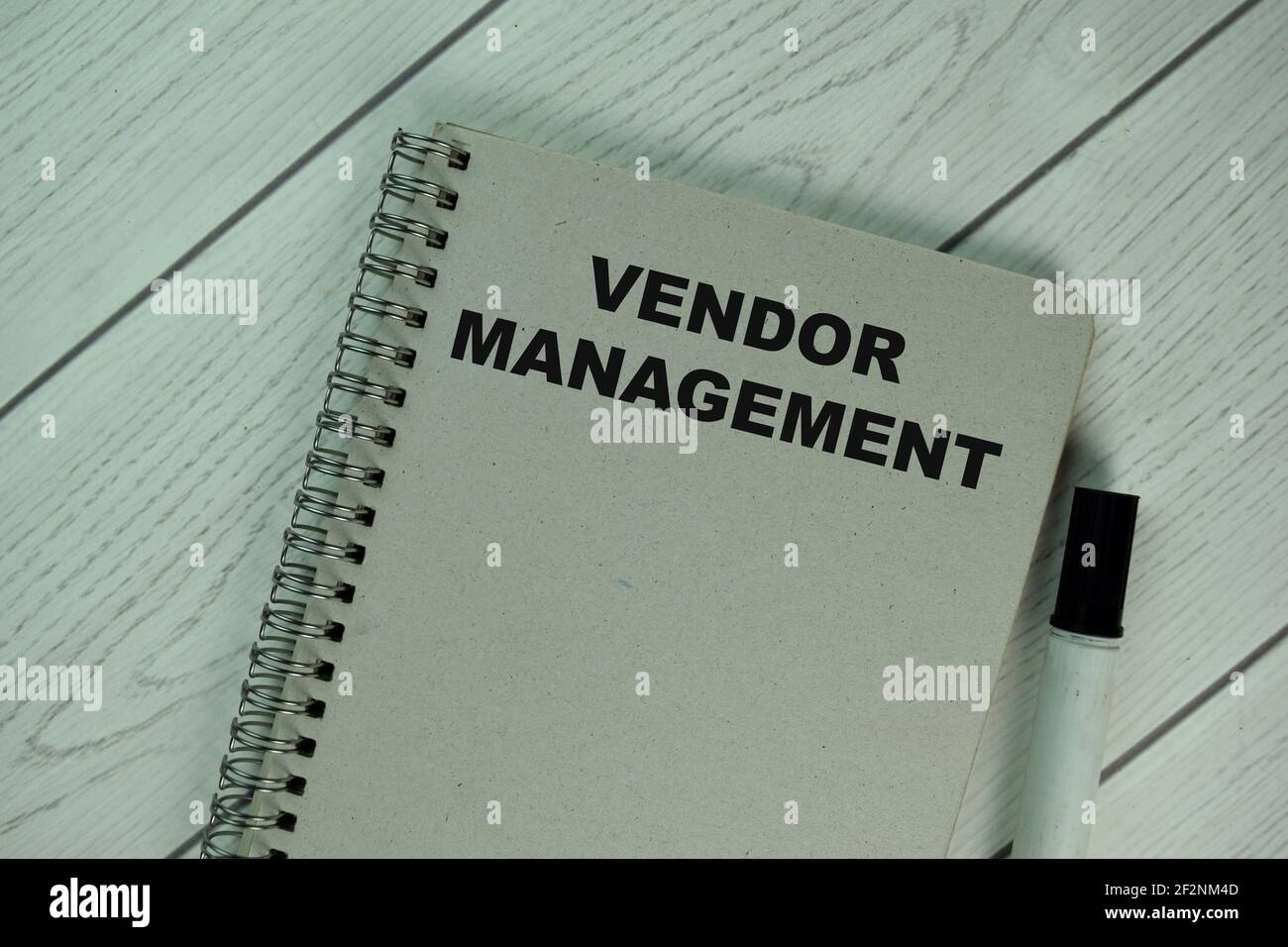 Il libro sulla gestione dei fornitori isolato su tavola di legno. Foto Stock