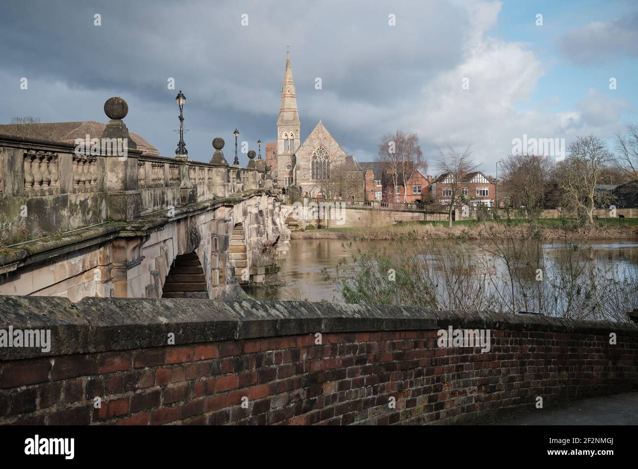 Il ponte inglese, il fiume Severn e la Chiesa unita di riforma a Shrewsbury, Regno Unito Foto Stock