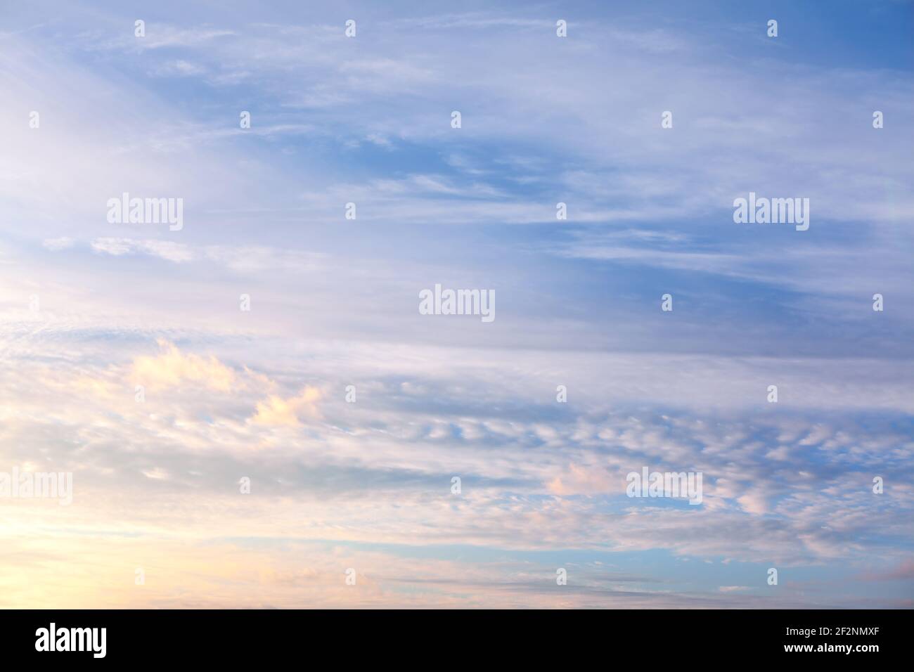 Nuvole morbide sullo sfondo alla luce del mattino Foto Stock