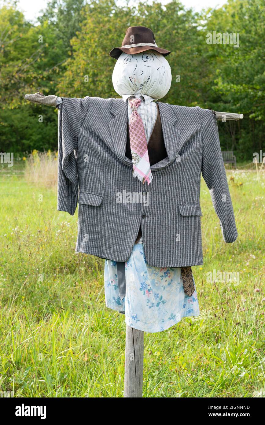 Scarecrow, cappello, giacca, cravatta, camicia, cottage giardino Foto Stock