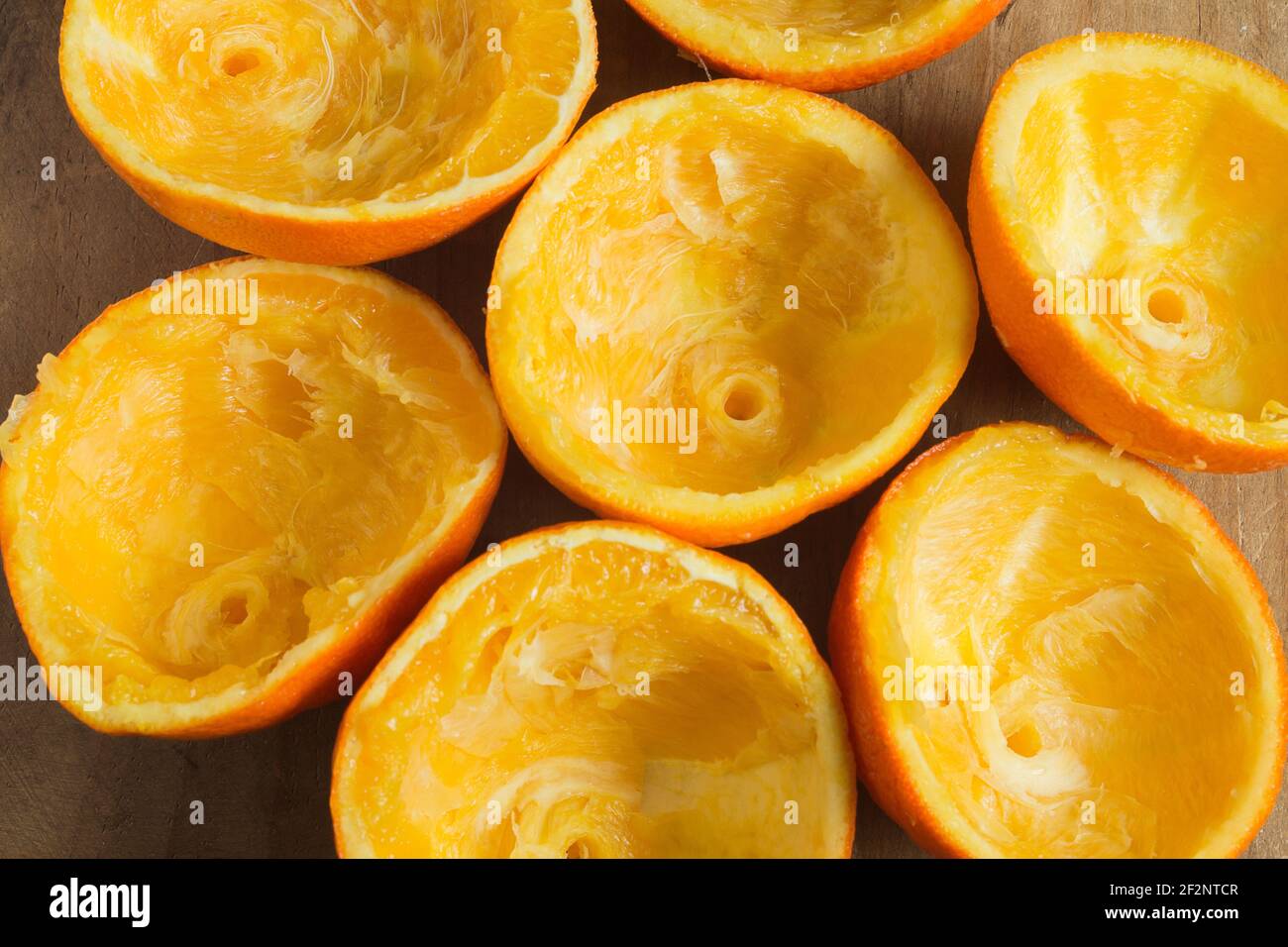 Buccia d'arancia rimanente spremuta per il succo. Struttura organica come sfondo. Foto Stock