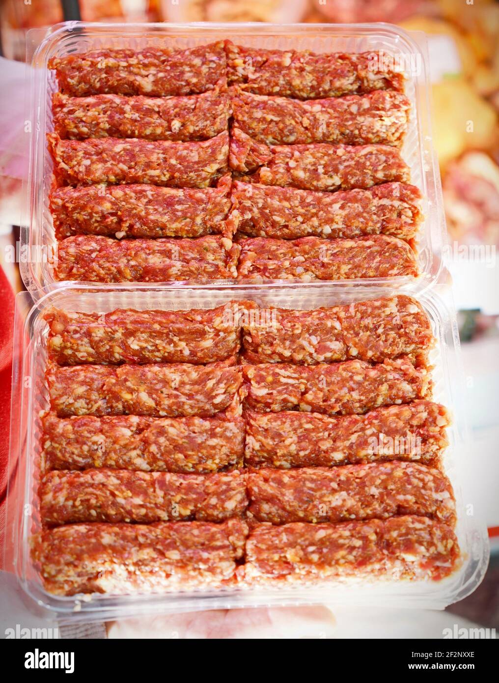Involtini di carne rumeni non cotti chiamati mitigei, mici - primo piano. Cucina rumena tradizionale Foto Stock