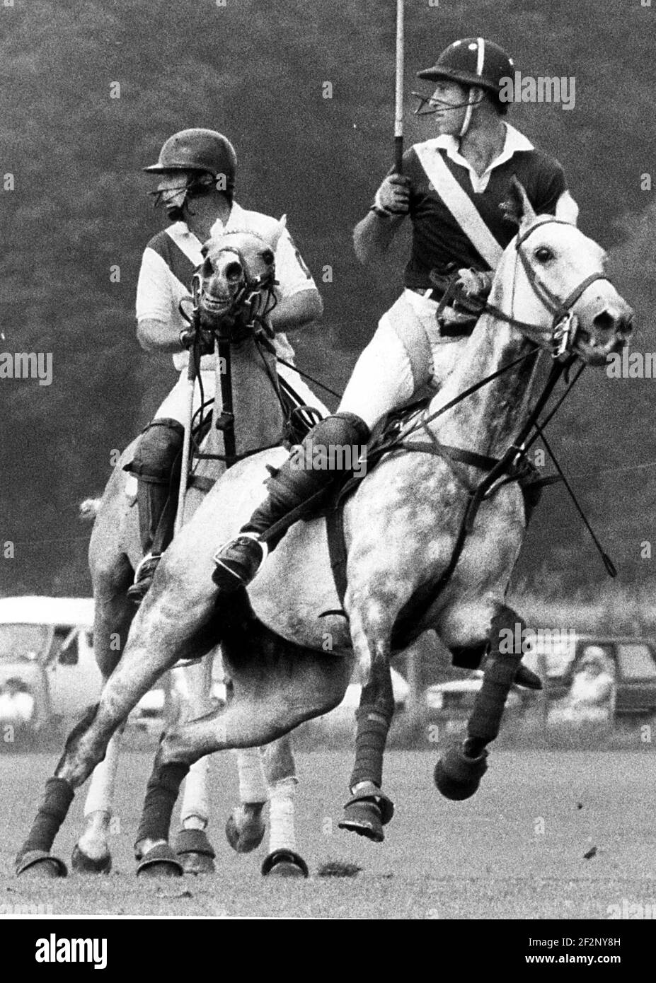 PRINCE CHARLES IN AZIONE SUL POLO FIELD AL COWDRAY PARK, MIDHURST. PIC MIKE WALKER, 1983 Foto Stock