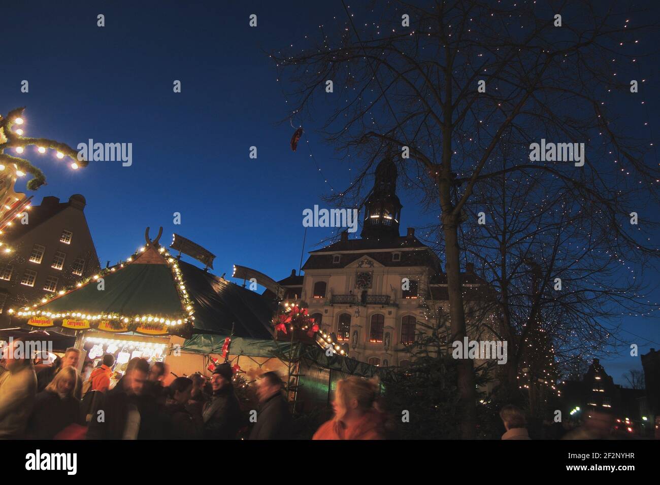 Weihnachtsmarkt vor dem alten Rathaus, am Markt, Lüneburg, Lüneburger Heide, Niedersachsen, Deutschland, Europa | mercatino di Natale di fronte al vecchio Foto Stock
