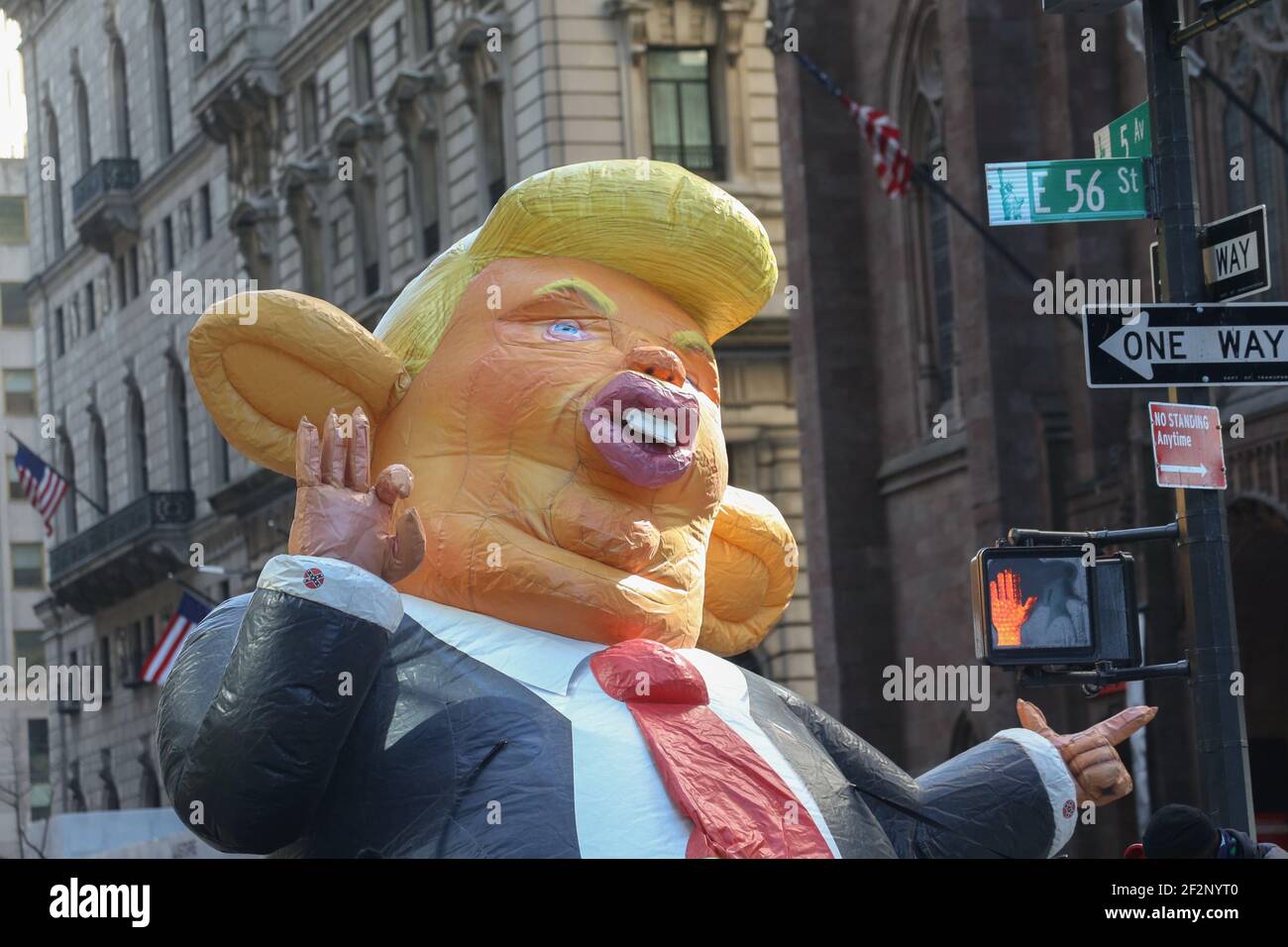 Large Inflatable Donald Trump, usato in una protesta anti-trump sulla 5th Avenue a New York City Foto Stock