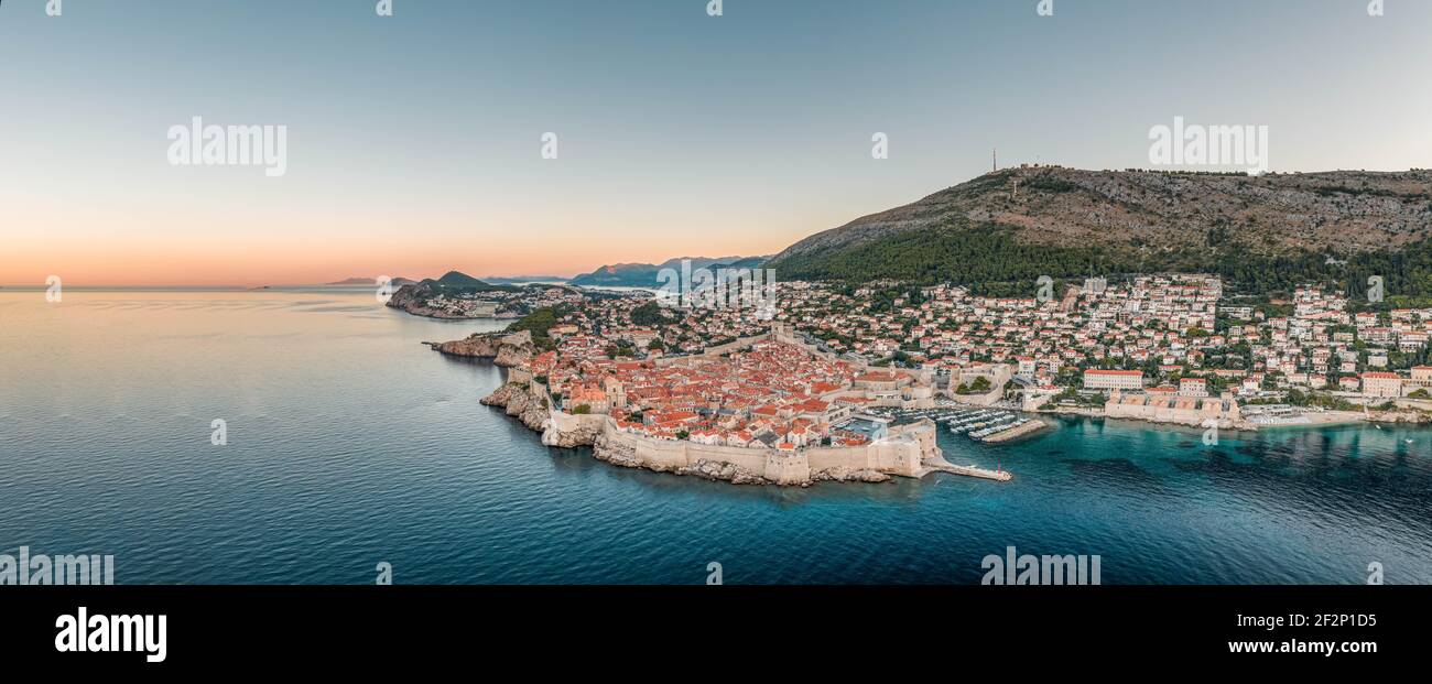 Panorama aereo drone scatto della città vecchia di Dubrovnik dall'Adriatico Mare in Croazia estate prima dell'alba Foto Stock