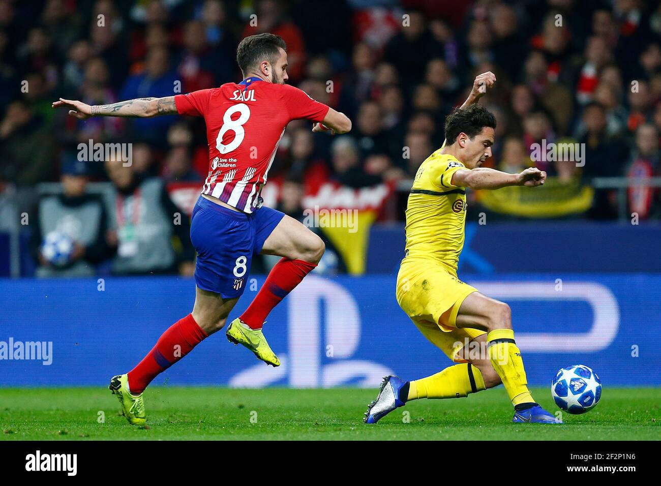 Il centrocampista spagnolo dell'Atletico Madrid Saul Niguez vies per la palla durante la UEFA Champions League, Gruppo A partita di calcio tra Atletico de Madrid e Borussia Dortmund il 6 novembre 2018 allo stadio Metropolitano di Madrid, Spagna - Foto Benjamin Cremel / DPPI Foto Stock