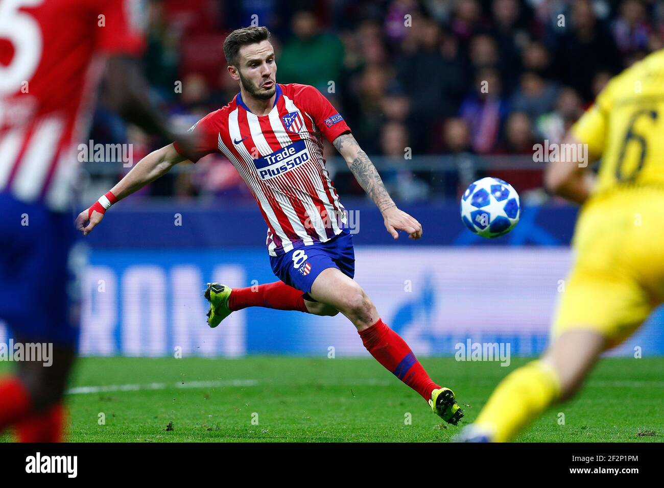 Il centrocampista spagnolo dell'Atletico Madrid Saul Niguez calcia la palla durante la UEFA Champions League, Gruppo A partita di calcio tra Atletico de Madrid e Borussia Dortmund il 6 novembre 2018 allo stadio Metropolitano di Madrid, Spagna - Foto Benjamin Cremel / DPPI Foto Stock