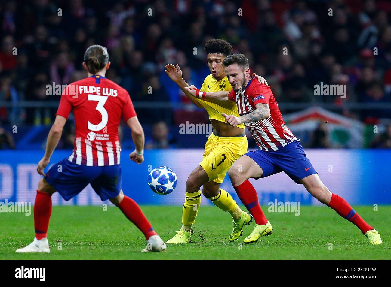 Il centrocampista spagnolo dell'Atletico Madrid Saul Niguez vies per la palla con il centrocampista inglese di Borussia Dortmund Jadon Sancho durante la UEFA Champions League, Gruppo A partita di calcio tra Atletico de Madrid e Borussia Dortmund il 6 novembre 2018 allo stadio Metropolitano di Madrid, Spagna - Foto Benjamin Cremel / DPI Foto Stock