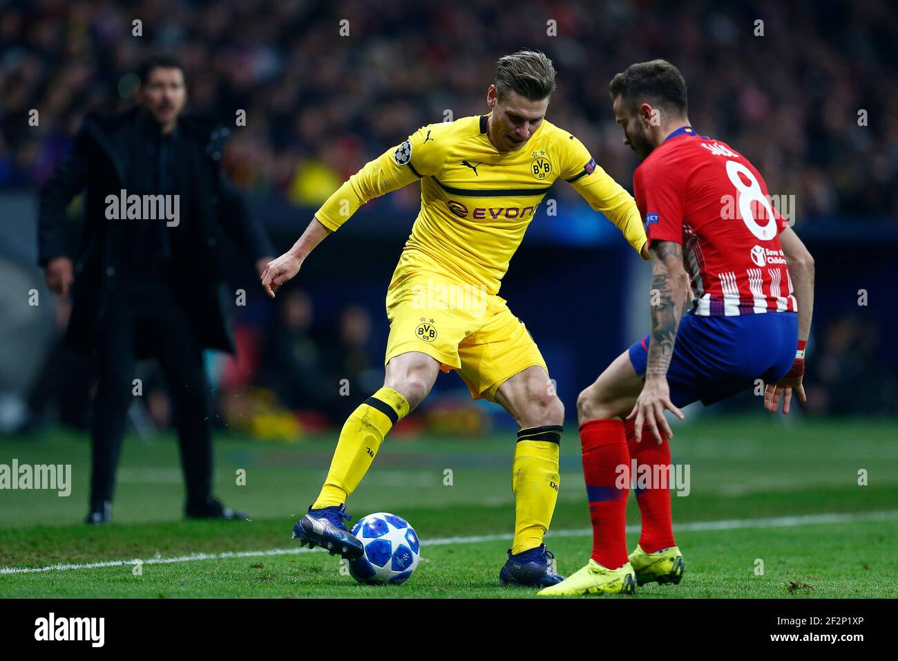 Il difensore polacco Lukasz Piszczek di Borussia Dortmund vies per la palla con il centrocampista spagnolo dell'Atletico Madrid Saul Niguez durante la UEFA Champions League, Gruppo A partita di calcio tra Atletico de Madrid e Borussia Dortmund il 6 novembre 2018 allo stadio Metropolitano di Madrid, Spagna - Foto Benjamin Cremel / DPI Foto Stock