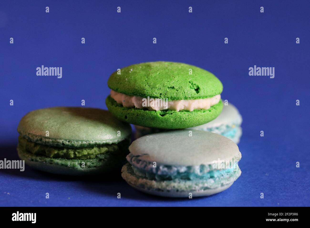 Macaroni pastello su sfondo blu Foto Stock