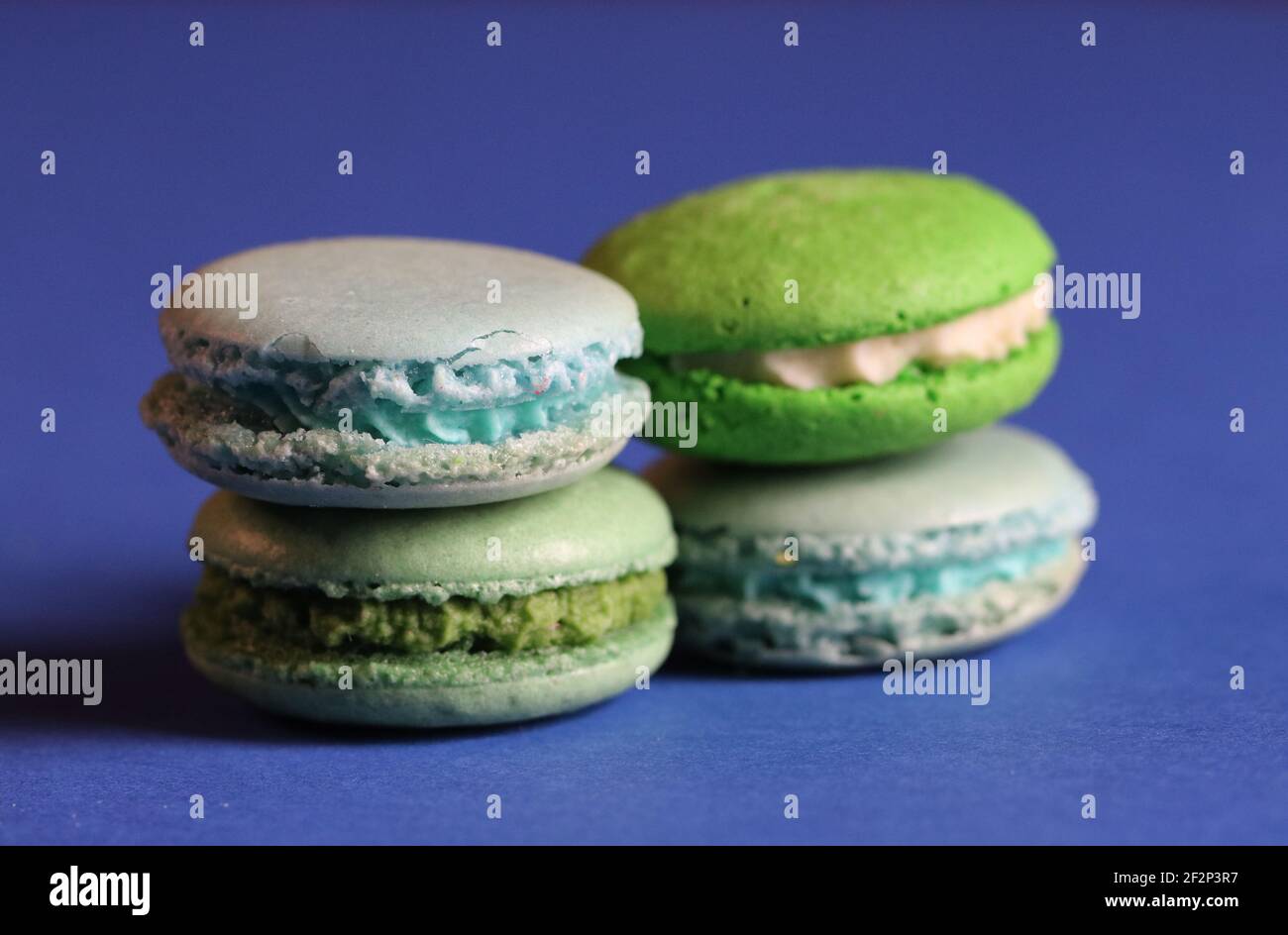 Macaroni pastello su sfondo blu Foto Stock