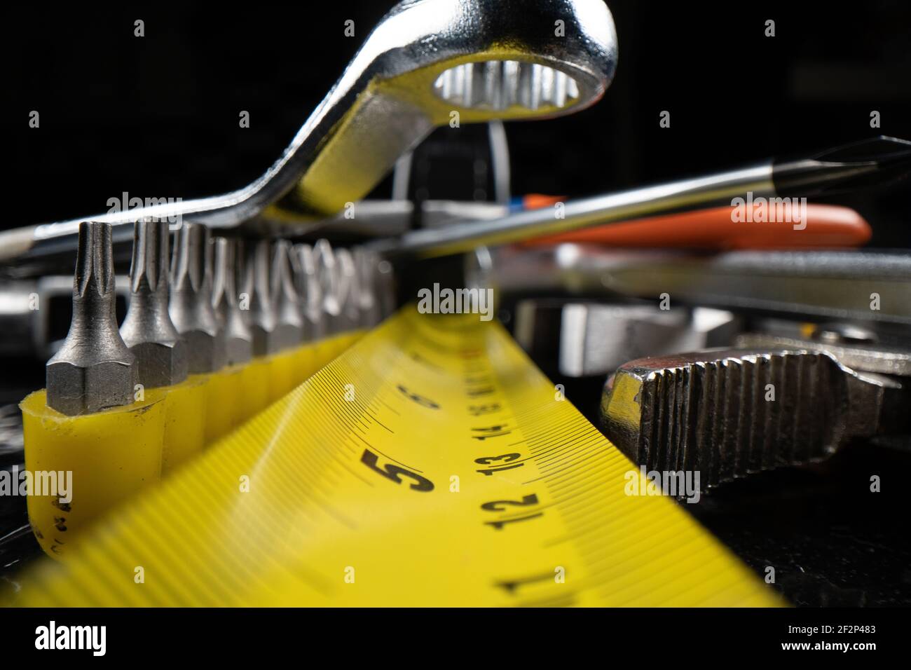 Macro shot a basso angolo di metro a nastro e strumenti presi con una lente sonda Laowa da 24 mm. Foto Stock