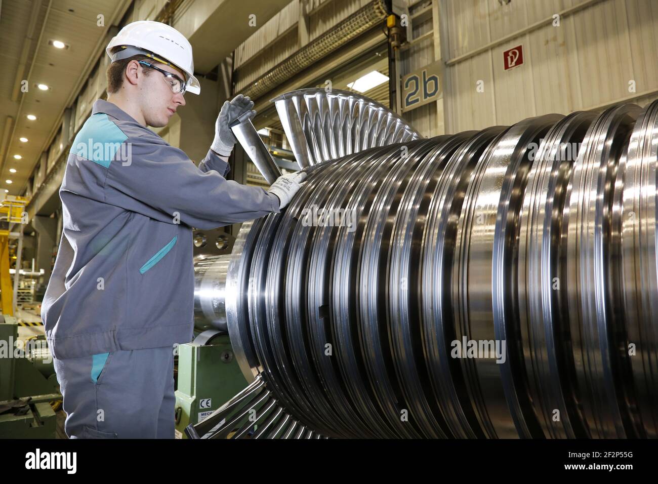 Topic photo, job cut presso Siemens Energy - giovane ingegnere in produzione, cooperativa di ingegneria alla Siemens Energy, la cooperativa di ingegneria formazione è una doppia laurea, una formazione professionale ('apprendistato') si combina con una laurea in ingegneria, Mülheim on der Ruhr, Nord Reno-Westfalia, Germania, archivio immagine dal 07/15/2013 Foto Stock