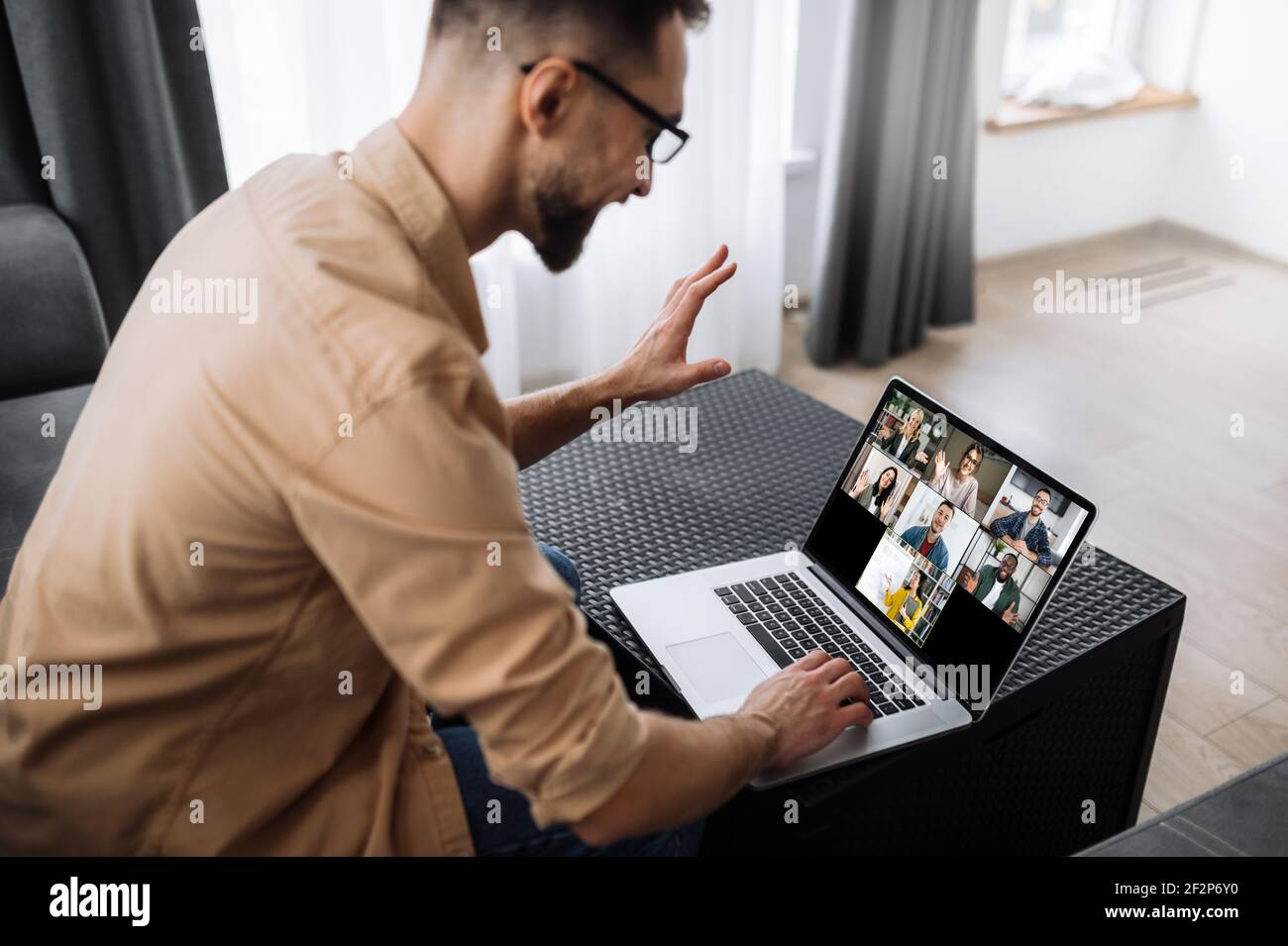Videochiamata, riunione di affari in linea, formazione in linea. Un freelance o uno studente caucasico di successo comunicano con colleghi di lavoro o studiano online tramite videoconferenza Foto Stock