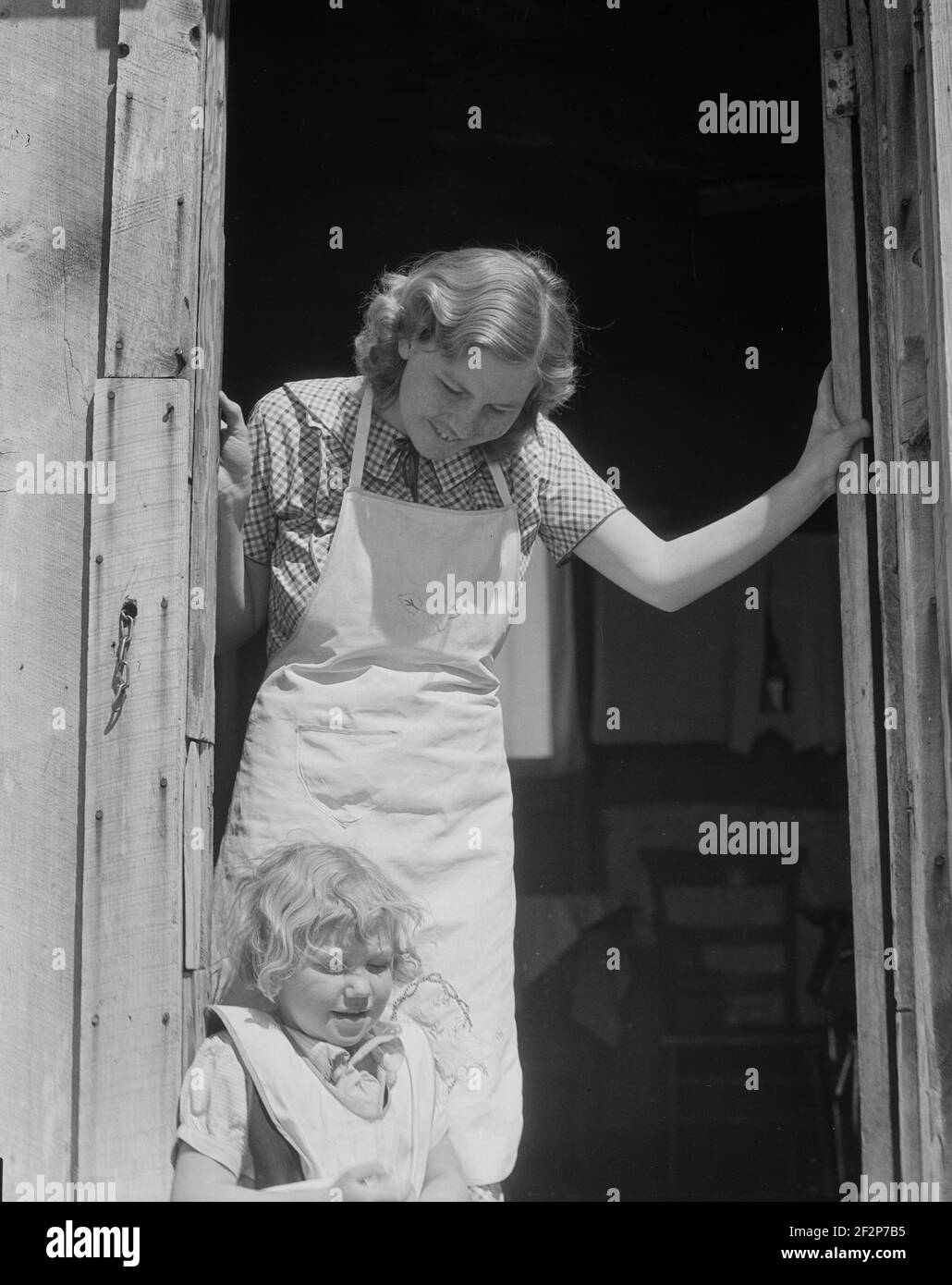 Reinsediamento madre e bambino - i clienti devono essere trasferiti dalla zona di Widtsoe alla fattoria di un'altra contea dello Utah. Aprile 1936. Fotografia di Dorothea Lange. Foto Stock