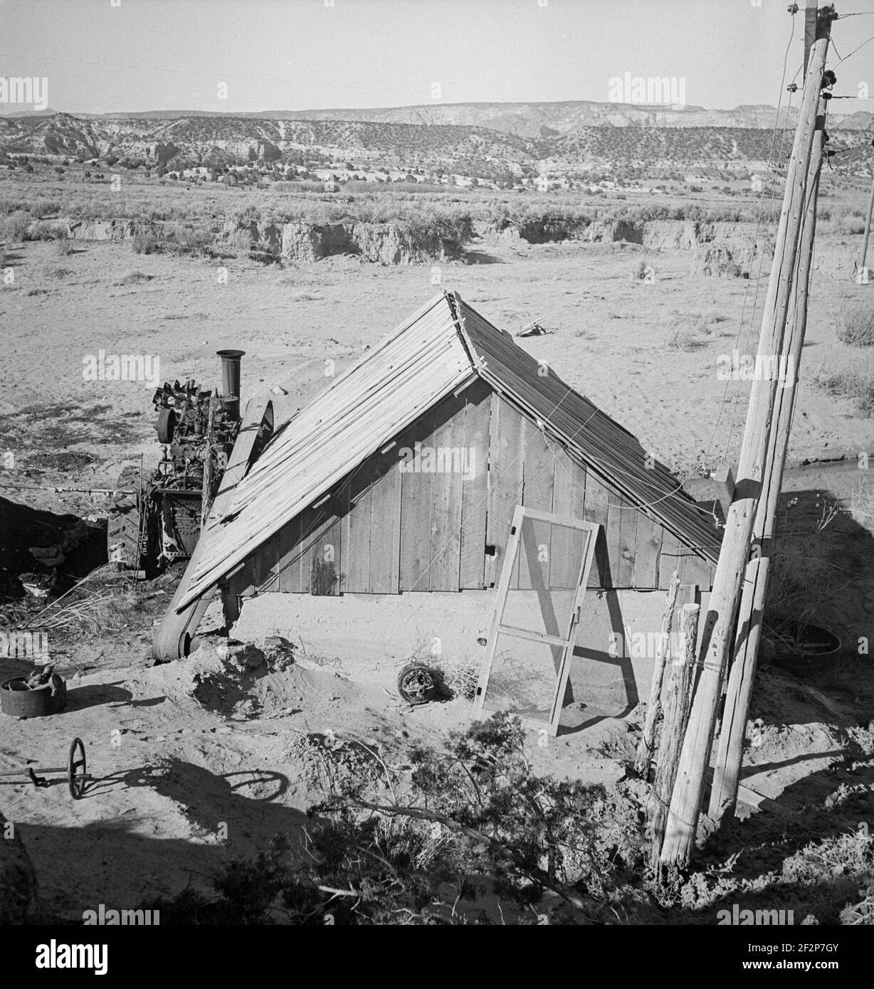 Centrale elettrica. Questa centrale elettrica serve la città solo dal buio fino alle 00:11. Un giorno alla settimana durante le ore diurne viene servito per scopi speciali. Escalante, Utah. Aprile 1936. Fotografia di Dorothea Lange. Foto Stock