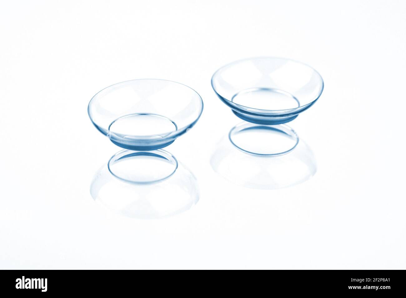 Lenti a contatto su sfondo chiaro. Lenti a contatto perfettamente ritoccate su sfondo grigio chiaro. Foto Stock