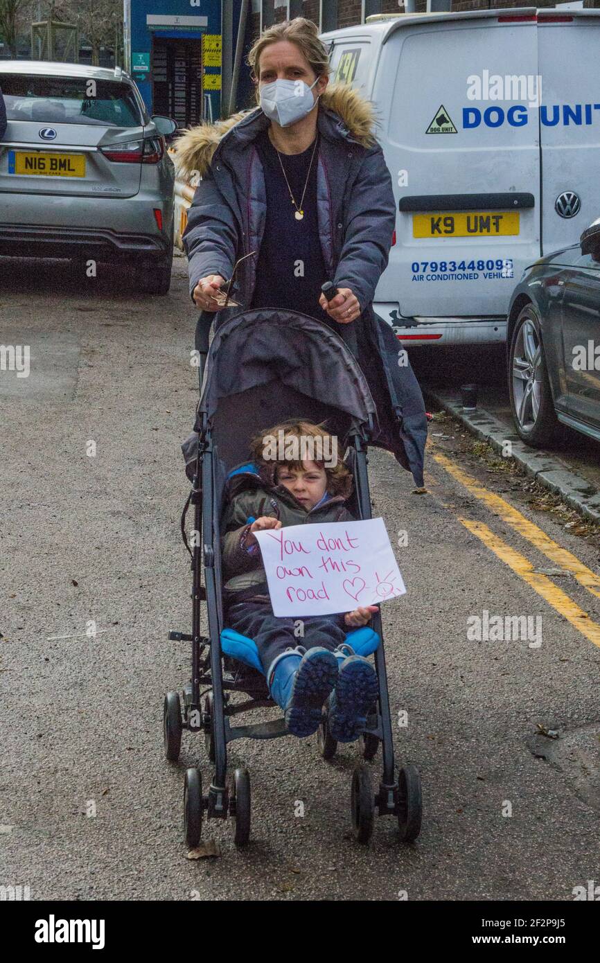 York Gardens, Londra, Regno Unito. 12 marzo 2021. Dopo 19 giorni di tree-sitting, l'ultimo attivista che occupa un albero nero di pioppo di 100 anni, dovuto essere abbattuto ultimo da Taylor Wimpey Homes e il Consiglio di Wandsworth, è sfracchiato. Le persone del quartiere e gli attivisti combattono il provediment con proteste pacifiche e sit-in. Alla fine della giornata, stimolata dalle lamentele della gente del posto, l'azienda di abbattimento degli alberi parte dopo aver afflessato la metà dell'albero. (Sabrina Merolla / Alamy Live News) Foto Stock