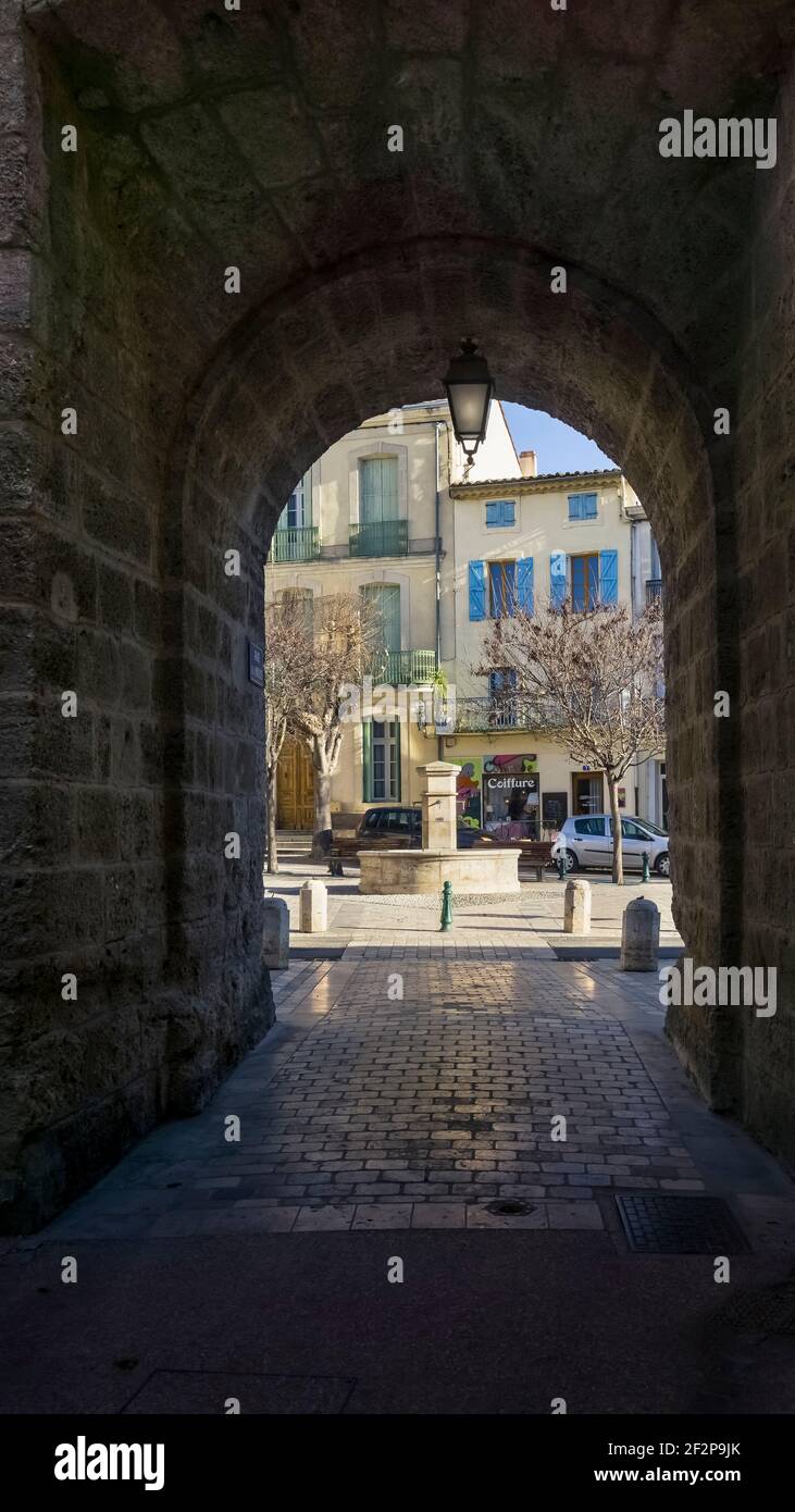 Tour de l'Horloge, costruito nel XVIII secolo e servito come uno degli ingressi alla città vecchia di Nissan lez Enserune Foto Stock