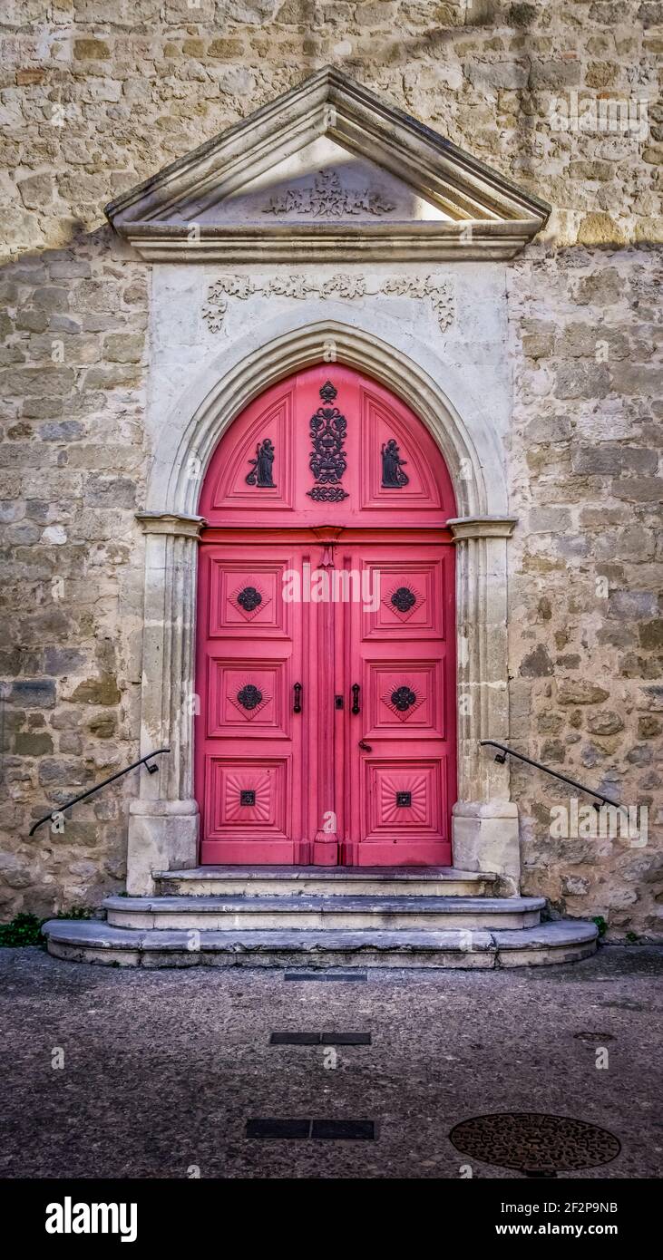 Portale della chiesa di Saint Pierre aux Liens a Lespignan. Costruito nel XIII / XIV secolo in stile gotico. Foto Stock