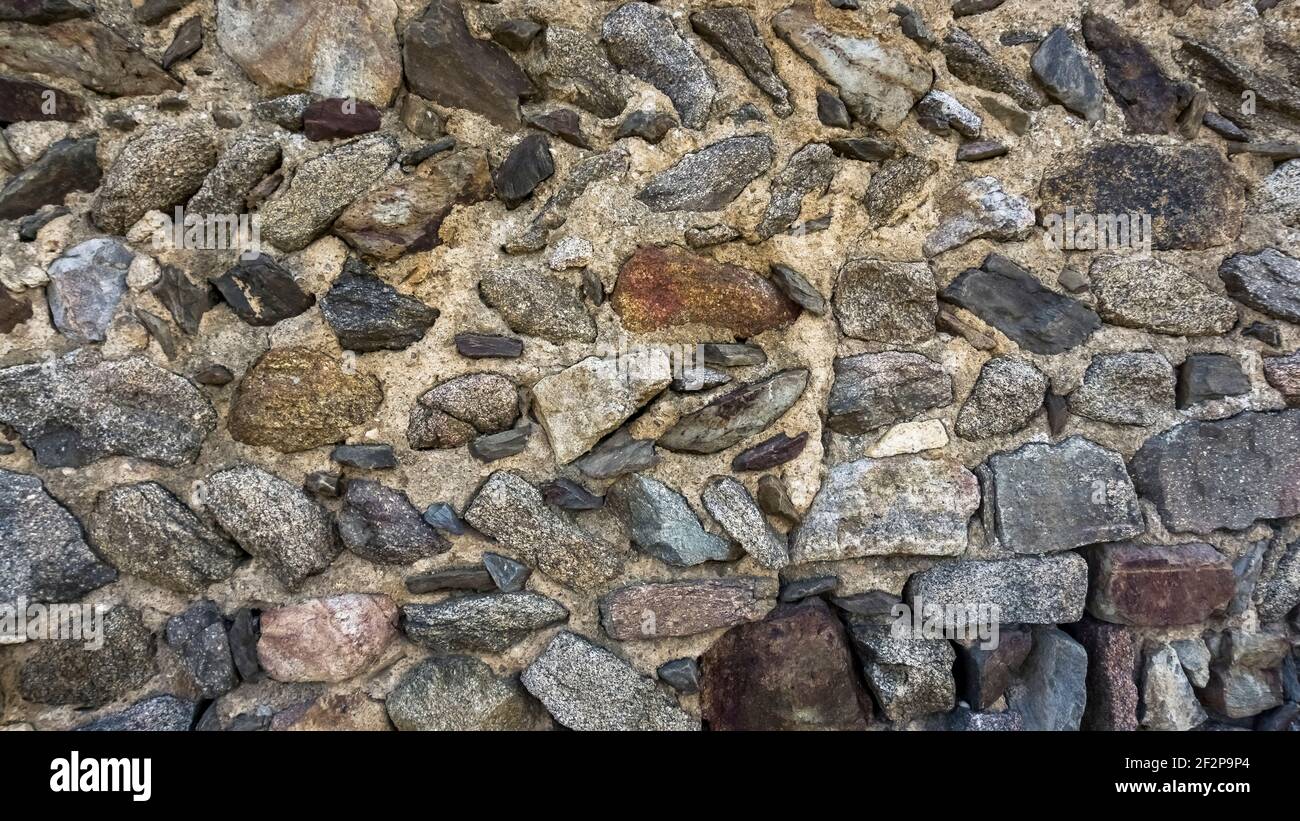 Il muro di pietra della chiesa priorale di Marcevol è stato costruito nel XII secolo. Monumento historique. Foto Stock