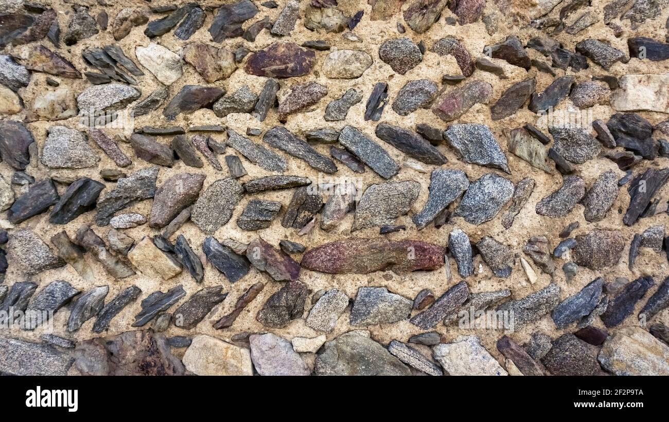 Il muro di pietra della chiesa priorale di Marcevol è stato costruito nel XII secolo. Monumento historique. Foto Stock