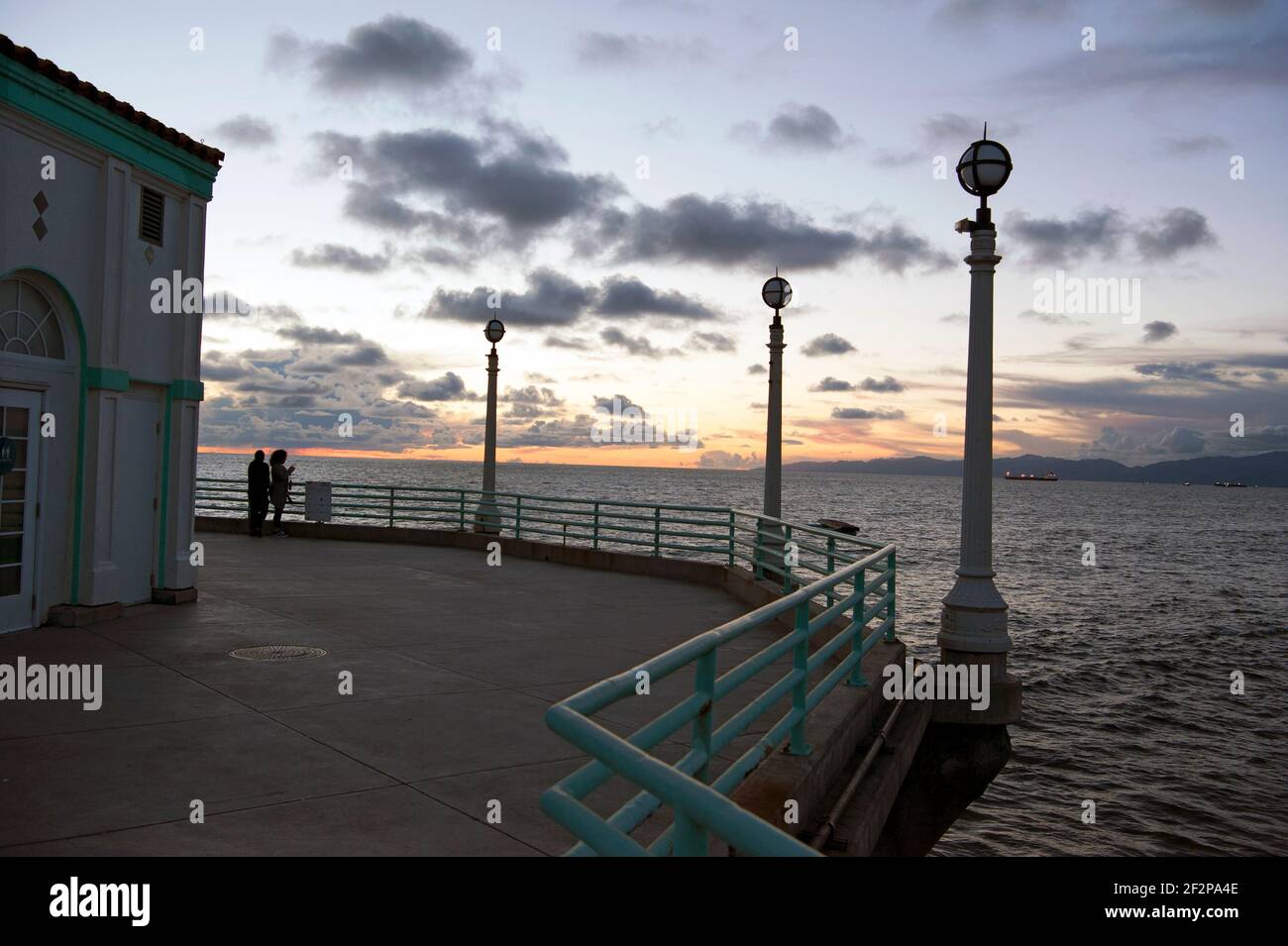 Coppia che guarda il tramonto al molo di Manhattan Beach Foto Stock