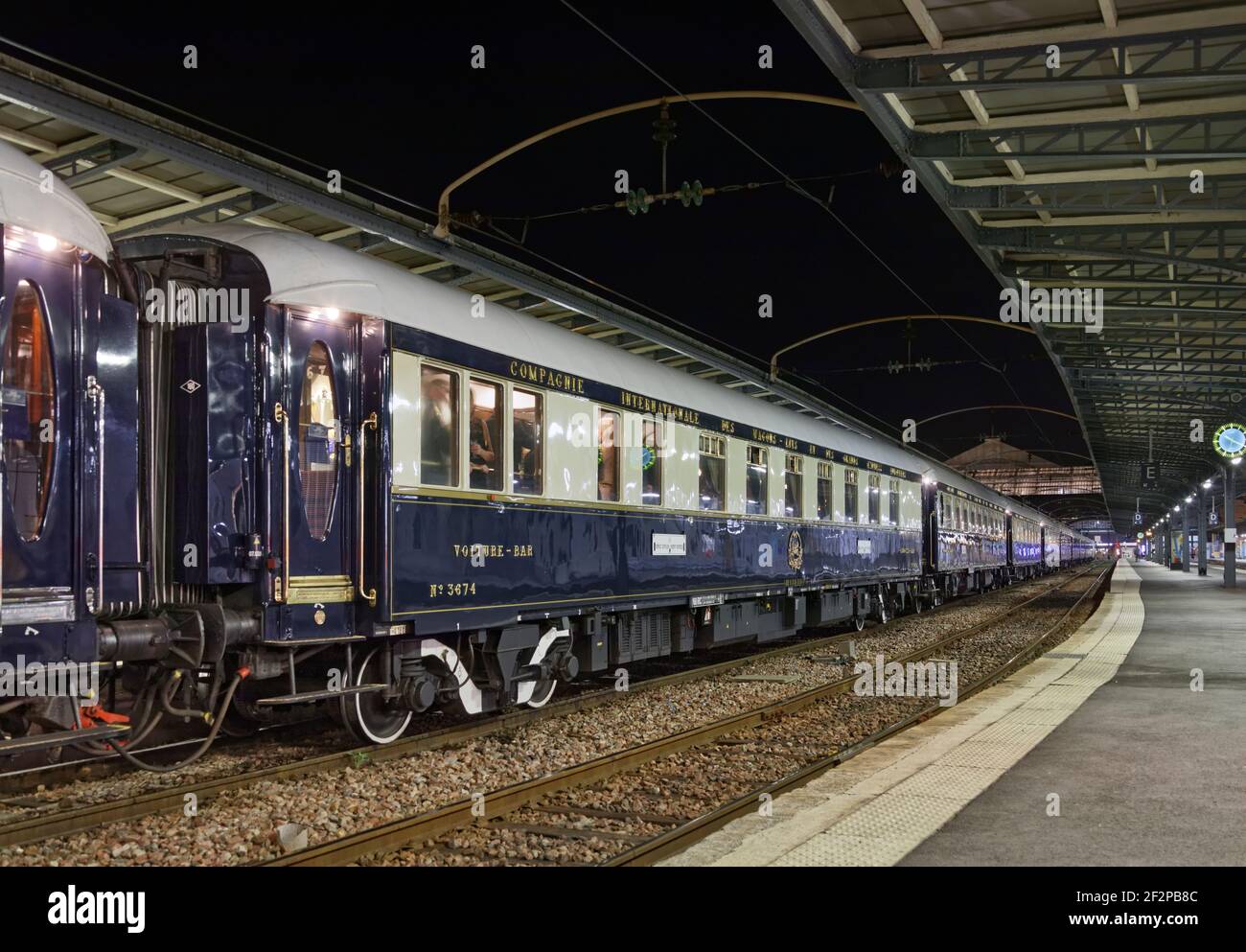 Francia, Parigi, Gare de l'Est, treno, vagoni, Bar voiture, notte, piattaforma Foto Stock