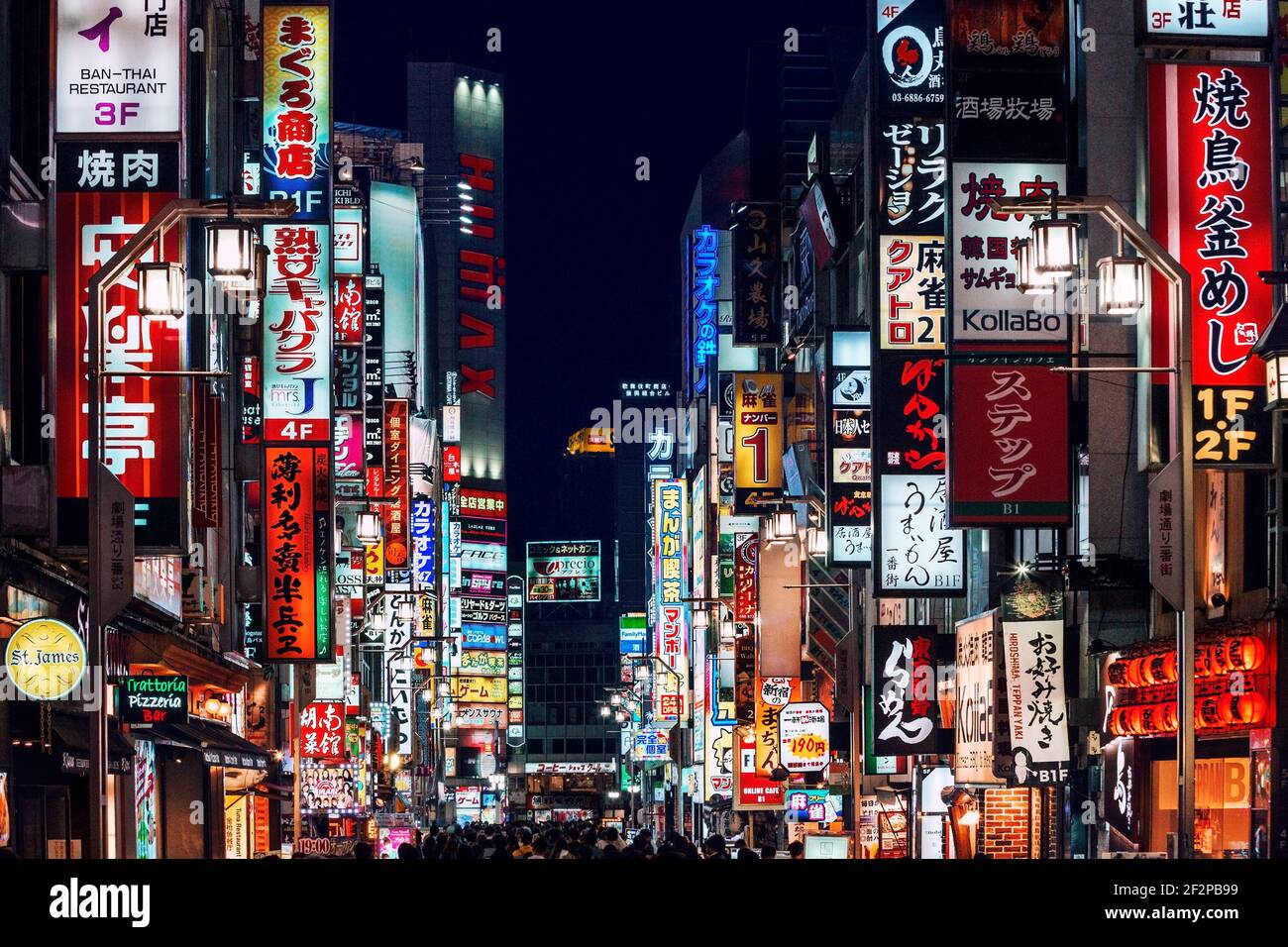 Cartelloni e cartelli al neon nel distretto di Shinjuku Kabuki-cho, noto anche come Sleepless Town a Tokyo, Giappone Foto Stock