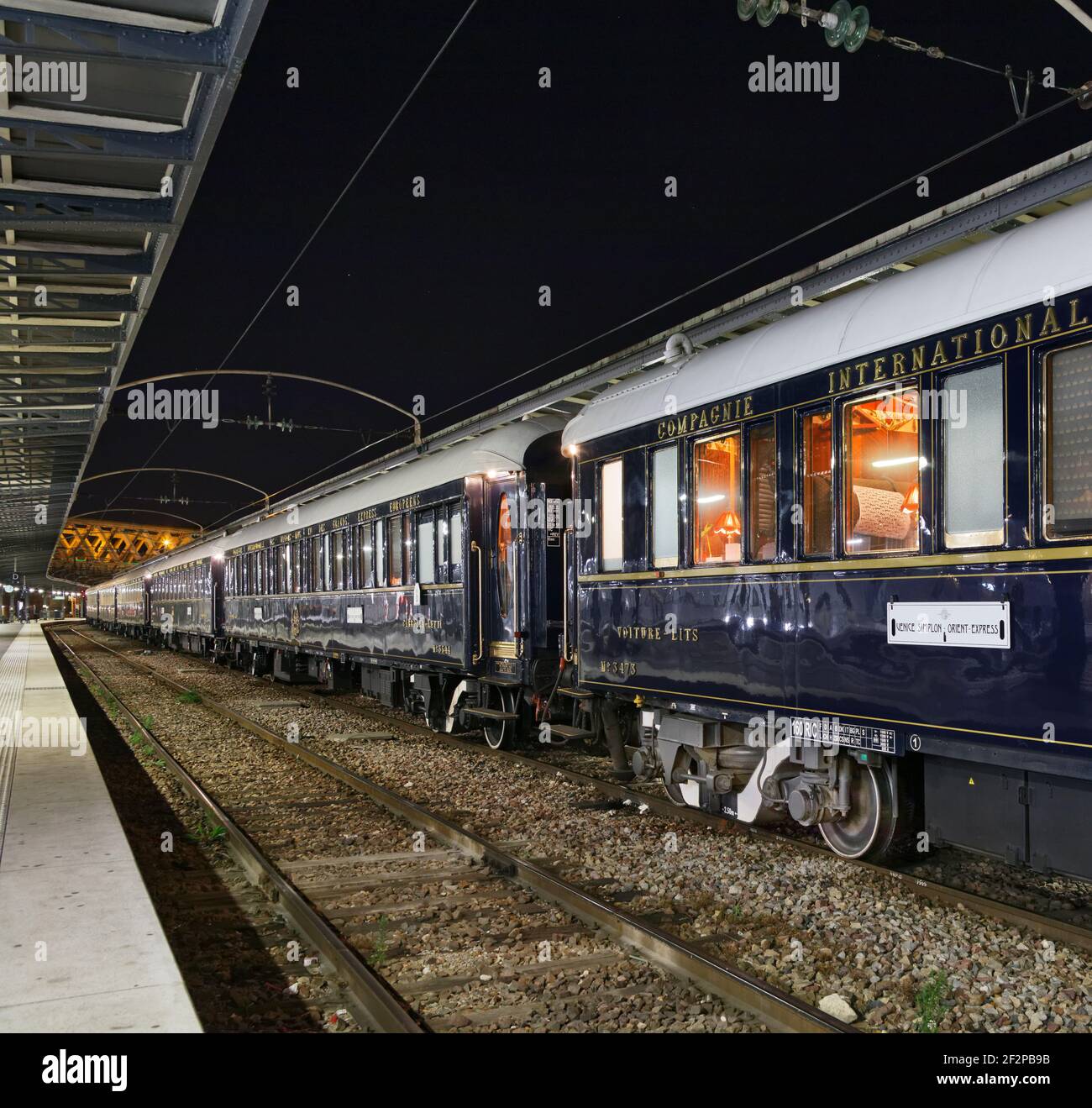 Francia, Parigi, Gare de l'Est, treno, vagoni, segnale del treno, notte Foto Stock