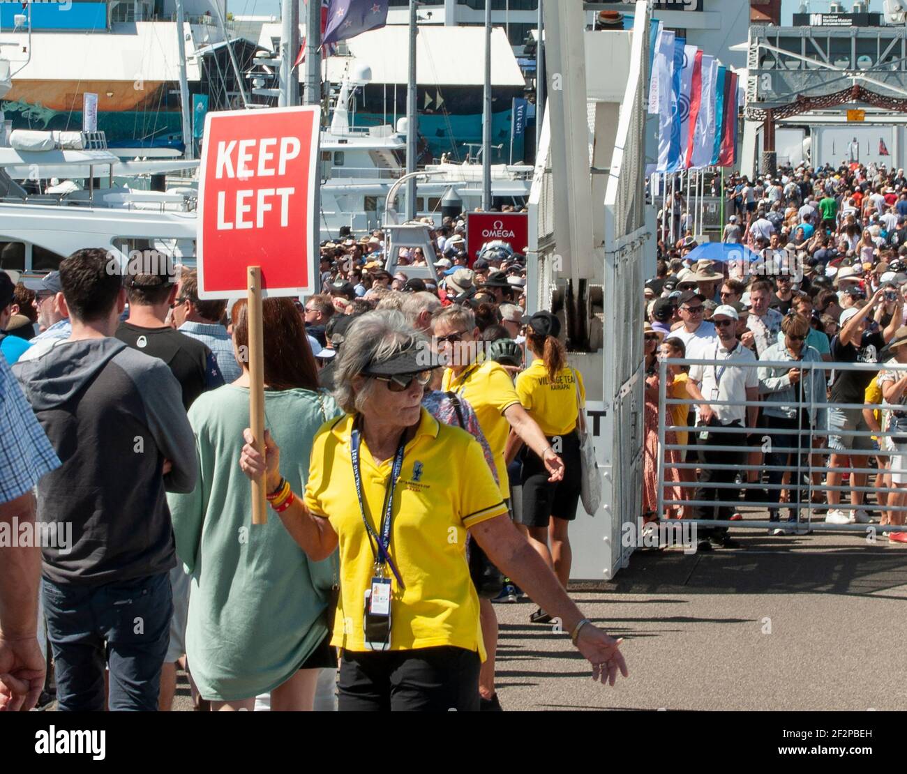 Auckland, Nuova Zelanda, 13 marzo 2021 - Aucklanders impacchette il viadotto prima della 36a America's Cup il primo giorno dopo che l'allarme Covid-19 si è spostato al livello 1 per consentire agli eventi sportivi di continuare senza restrizioni. Credit: Rob Taggart/Alamy Live News Foto Stock