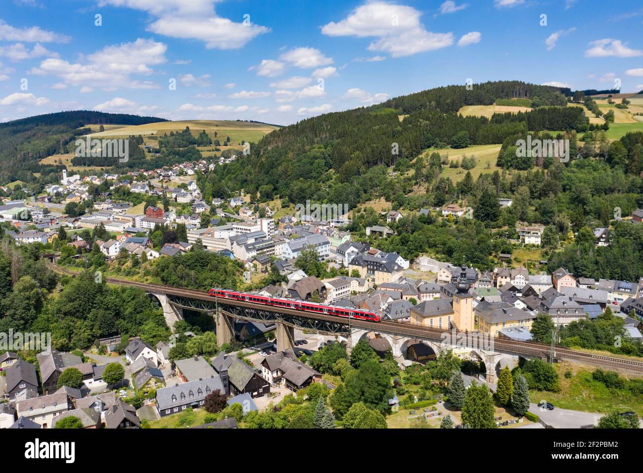 Germania, Baviera, Ludwigsstadt, Zug, Nürnberg - Lipsia, ponte, città, chiesa, case, vista aerea Foto Stock