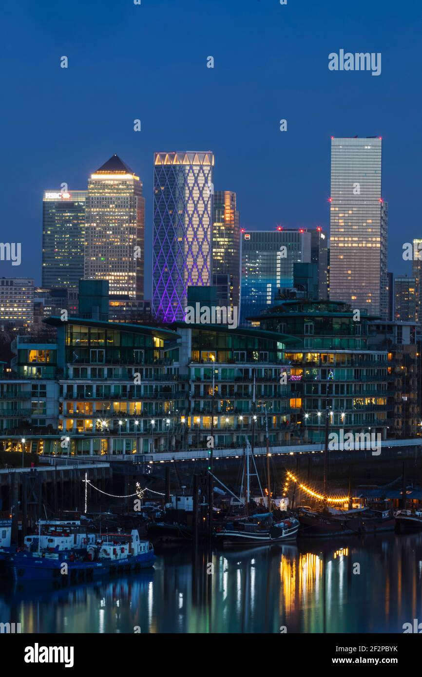 Inghilterra, Londra, Docklands, Fiume Tamigi e Canary Wharf Skyline nella luce del tardo pomeriggio Foto Stock