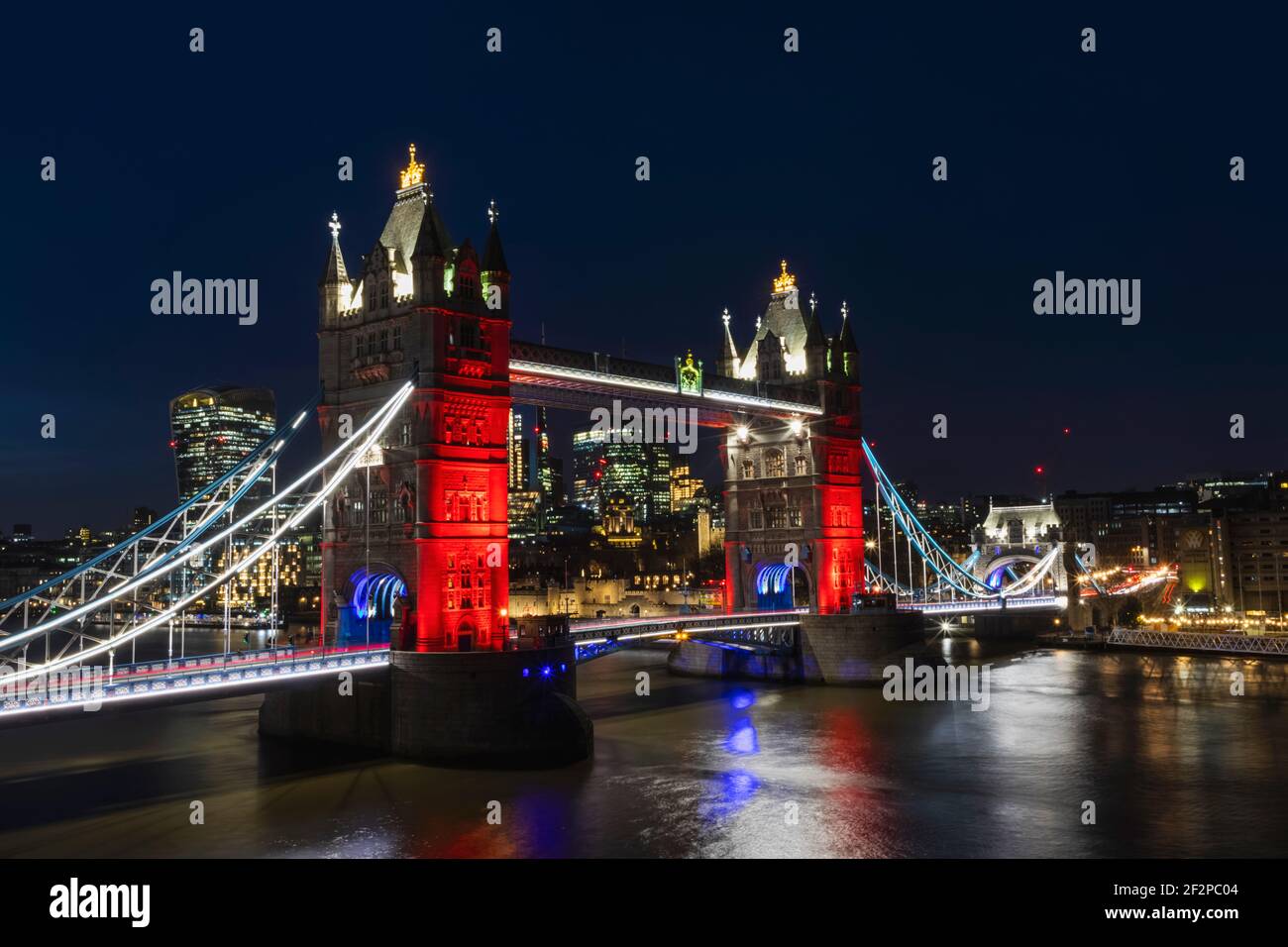 Inghilterra, Londra, il Tower Bridge e la City of London skyline notturno Foto Stock